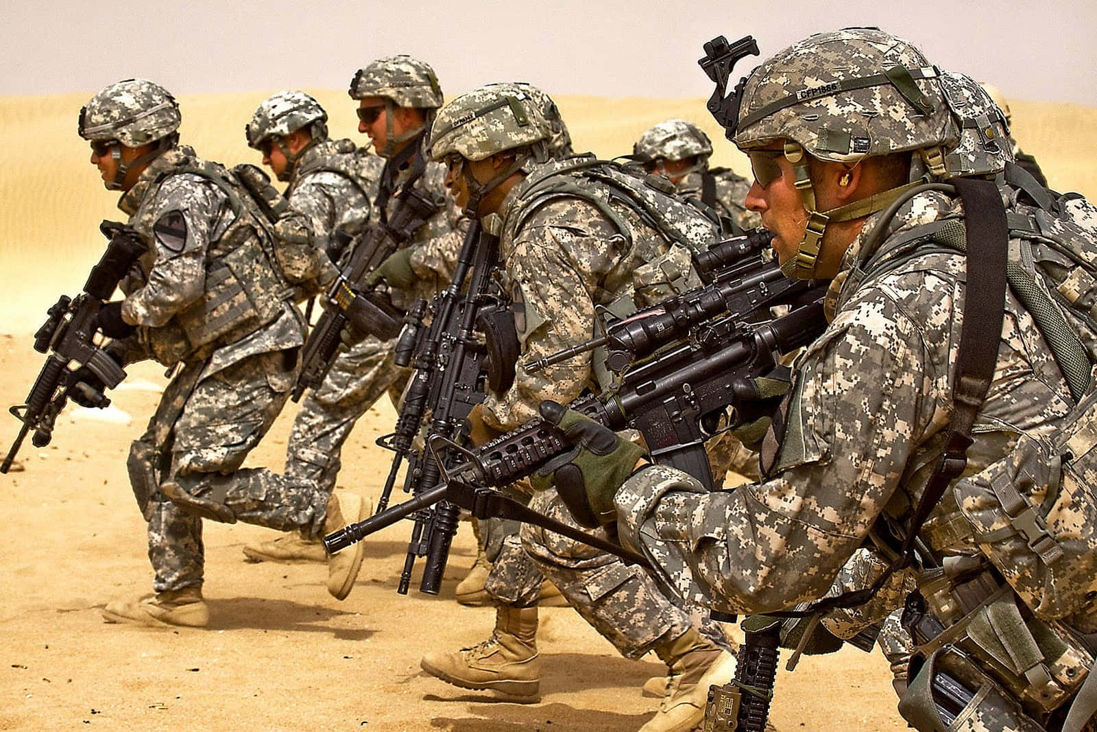 Soldat løber i ørkenbilleder