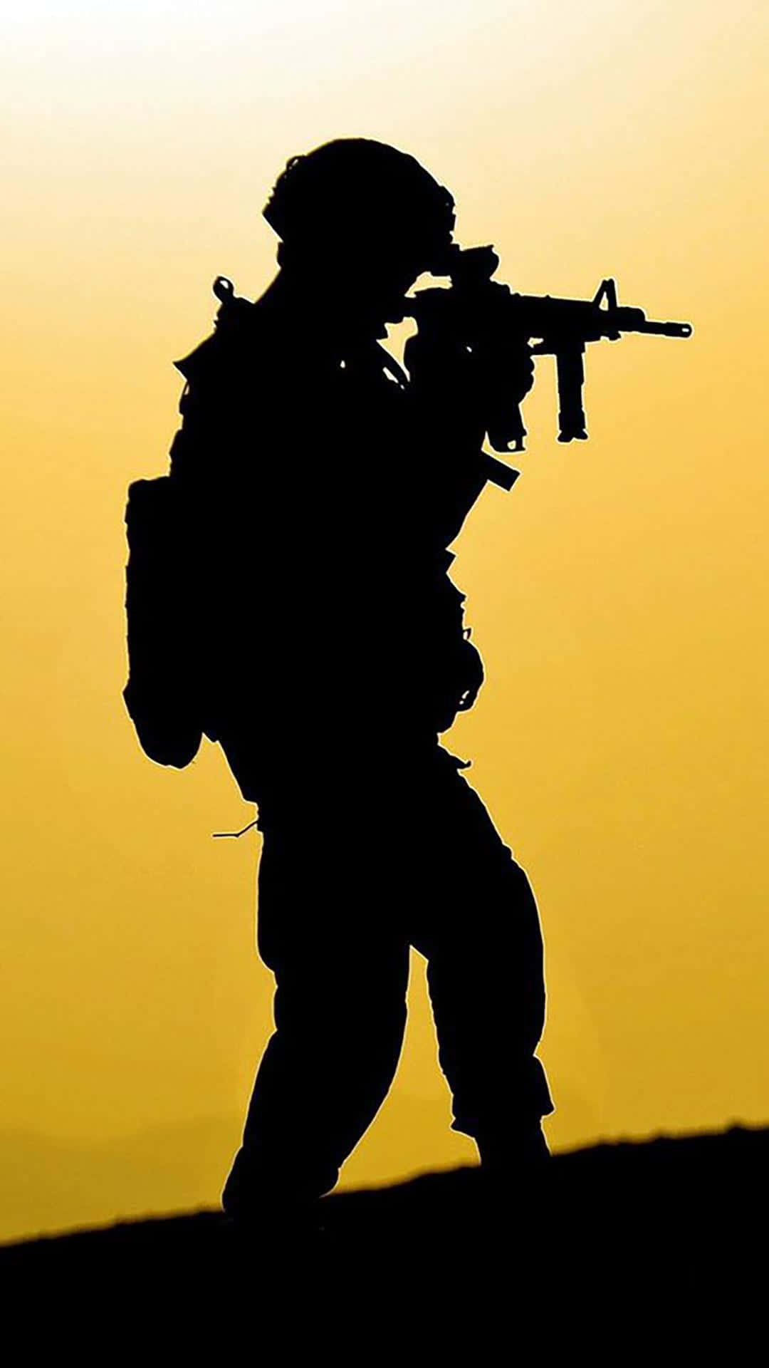 Bildervon Soldaten In Silhouette Mit Gelbem Licht.