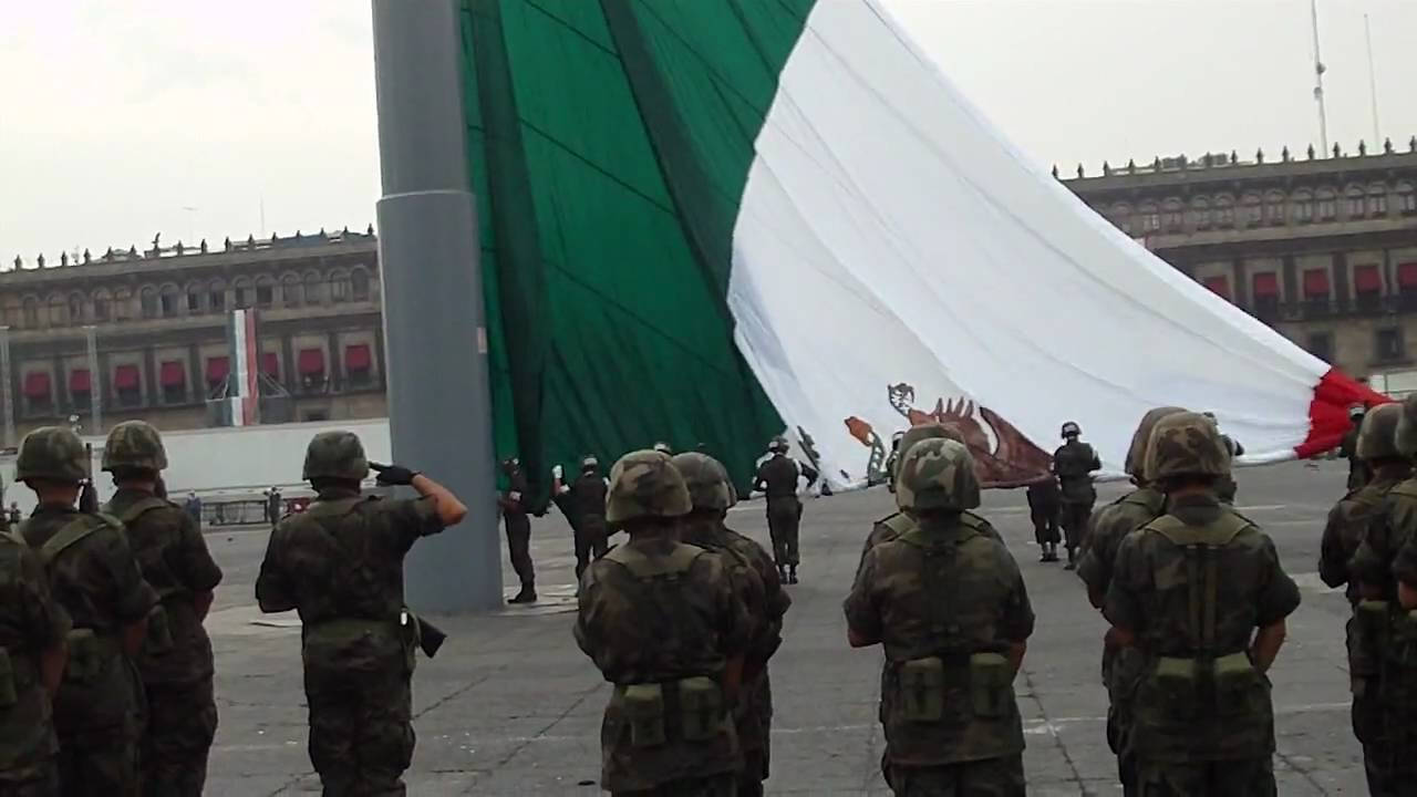 Soldadossaludando La Bandera De México. Fondo de pantalla