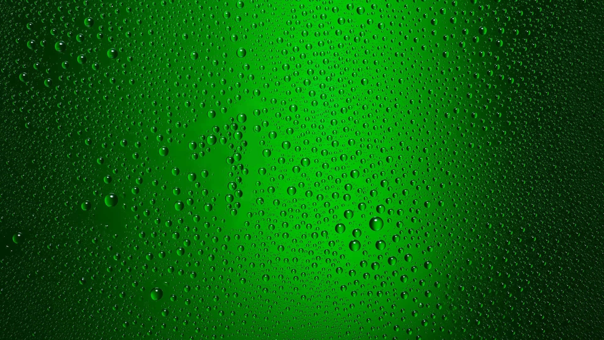 Grønølflaske Med Vanddråber På Den