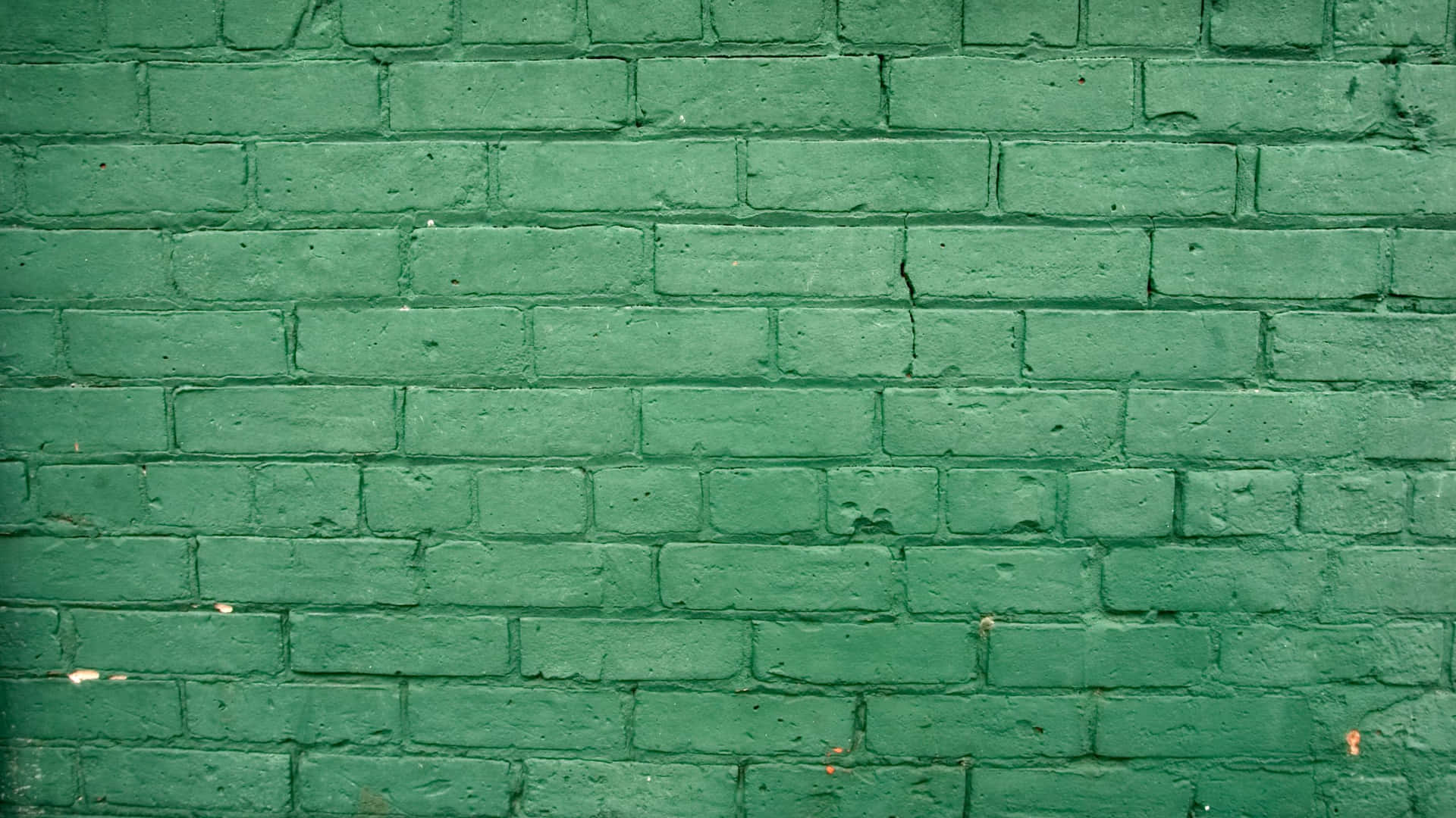 Einegrüne Backsteinmauer
