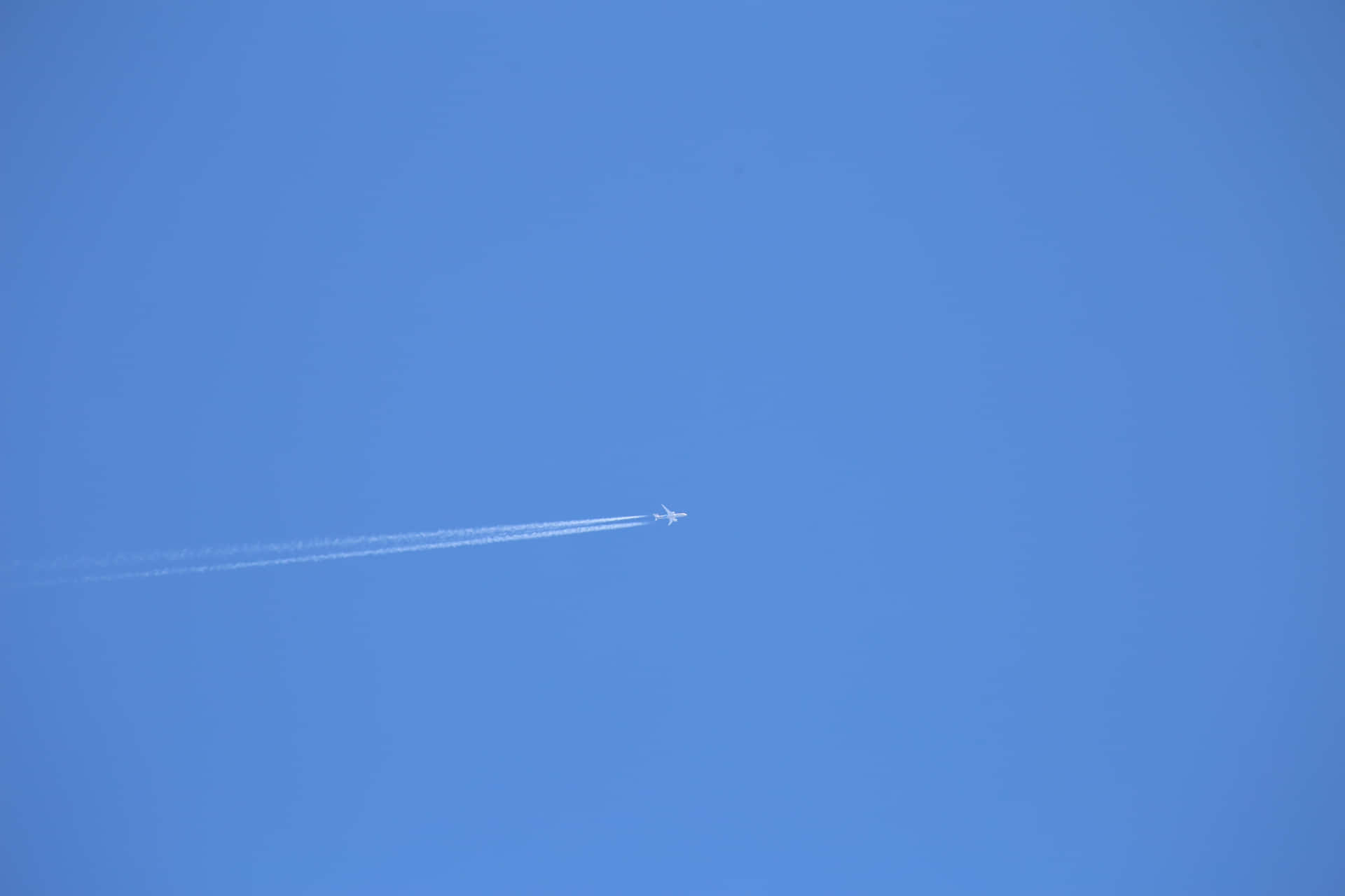 Ettjetplan Som Flyger På Himlen