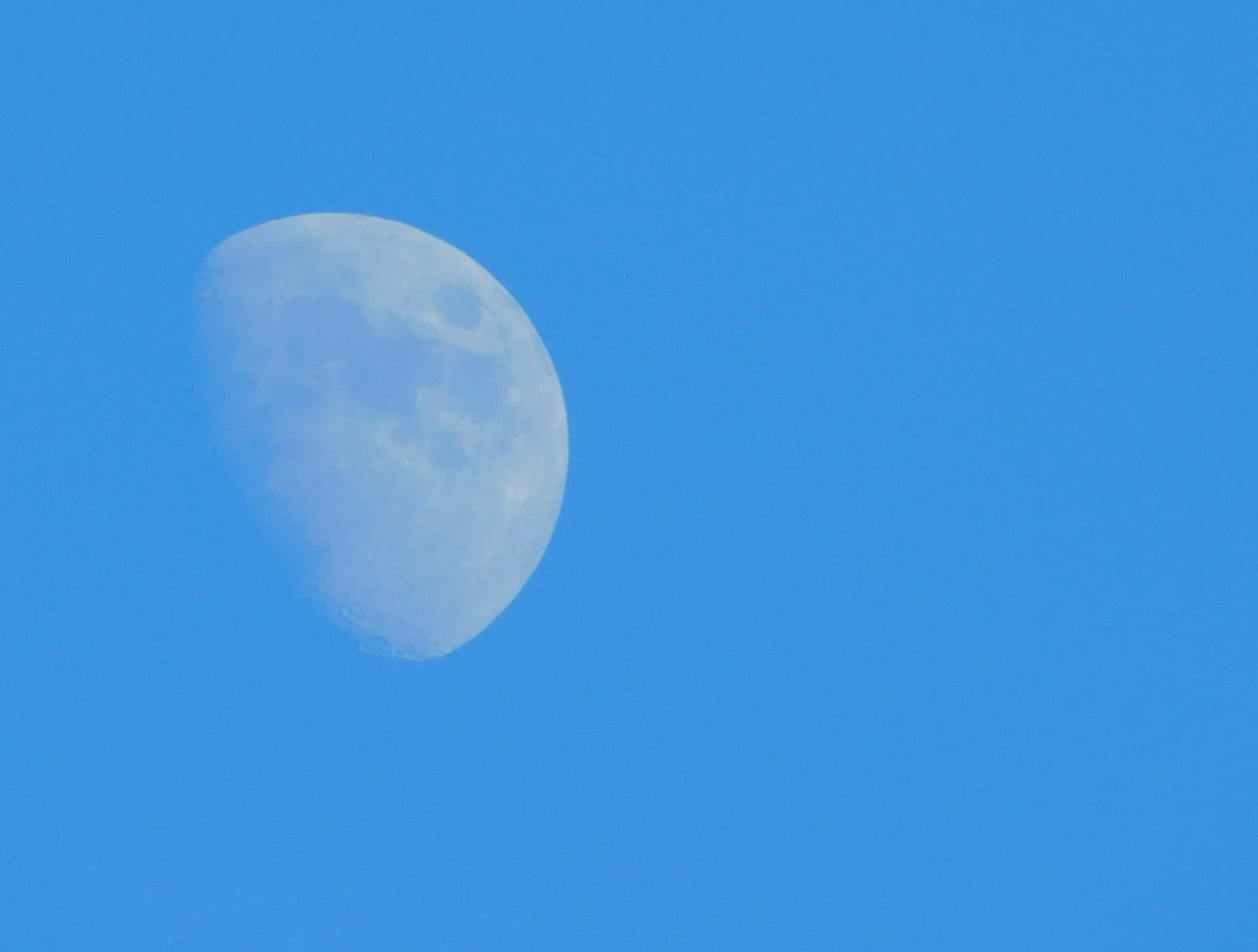 Laluna Si Vede Attraverso Un Cielo Limpido E Blu