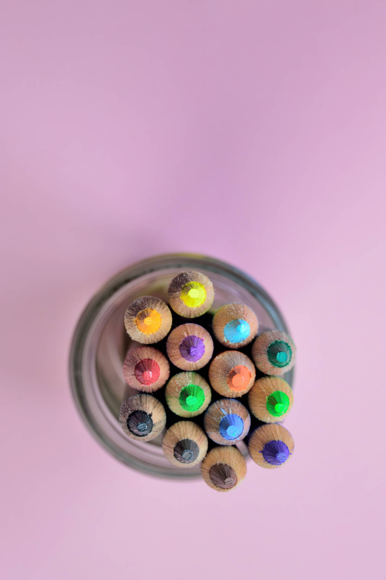 Lápicesde Colores Morados En Tonos Sólidos Pastel. Fondo de pantalla