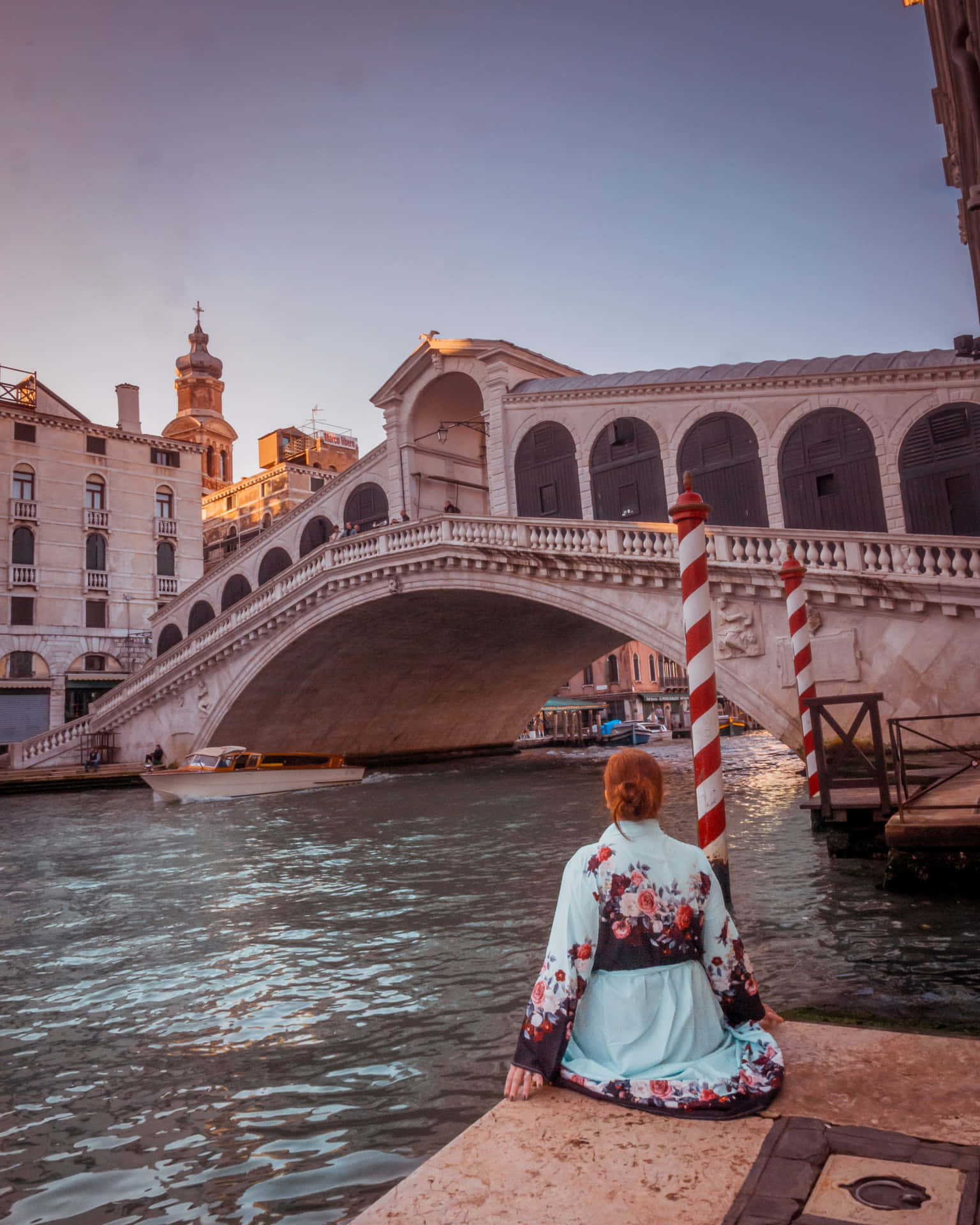 Ensamhetpå Rialtobron I Venedig, Italien. Wallpaper