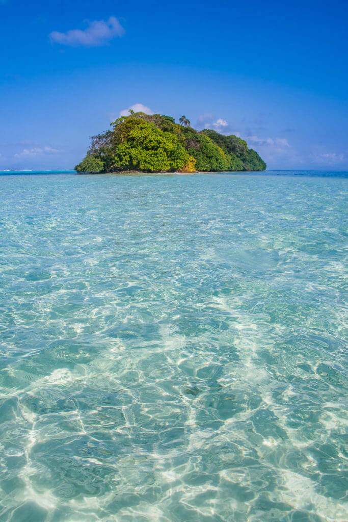 Teléfonocon Imagen Del Mar Cristalino De Las Islas Salomón. Fondo de pantalla