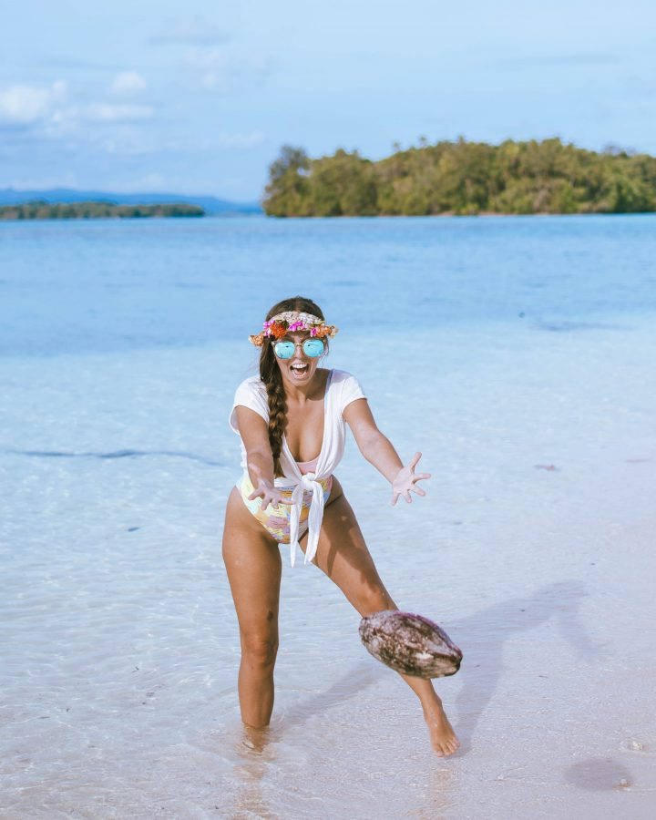 En Solomon øer pige, der står på en strand. Wallpaper