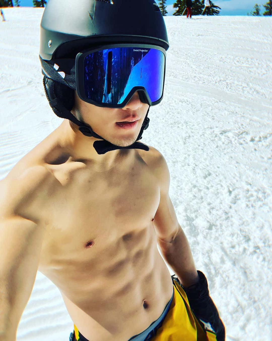 Song Yadong Shirtless Skiing Wallpaper