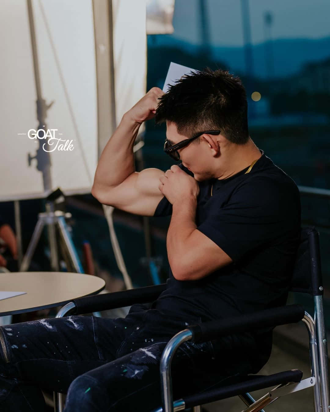 Song Yadong Showing His Biceps Wallpaper
