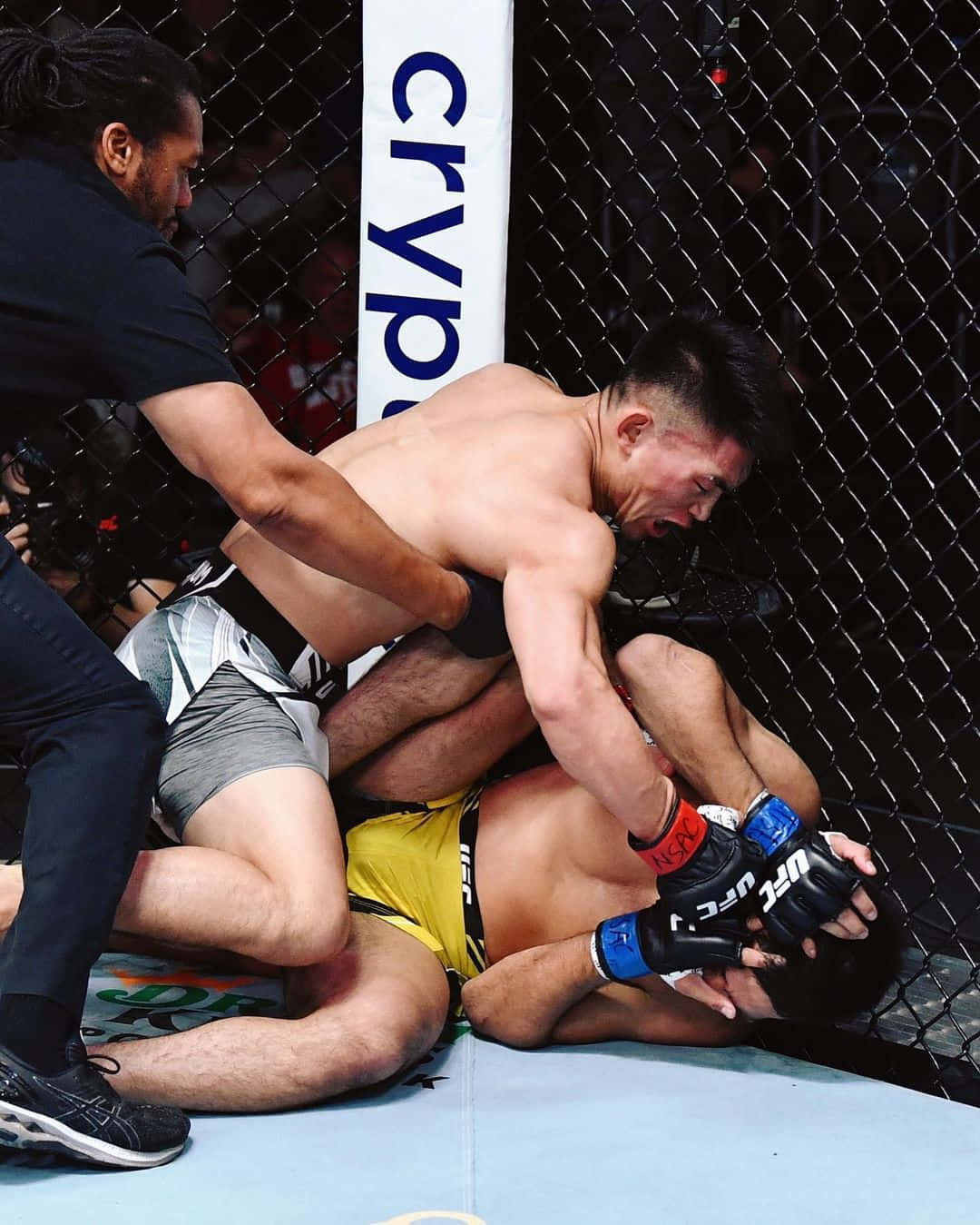 Songyadong Vs Julio Arce Is Not Related To Computer Or Mobile Wallpaper Context. It Appears To Be A Matchup Between Two Mixed Martial Arts Fighters. Fondo de pantalla