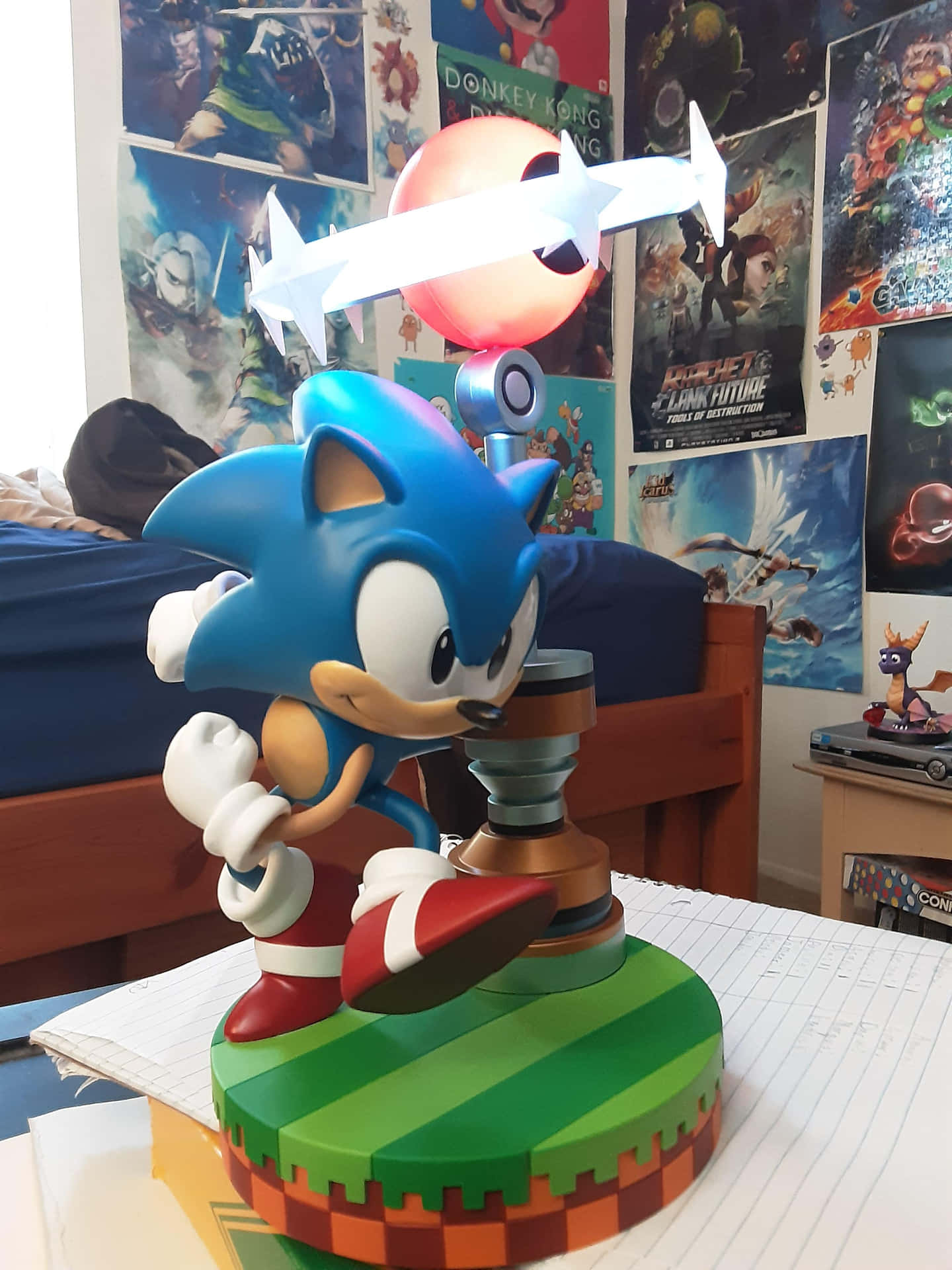 Sonic The Hedgehog der viser sin hastighed.