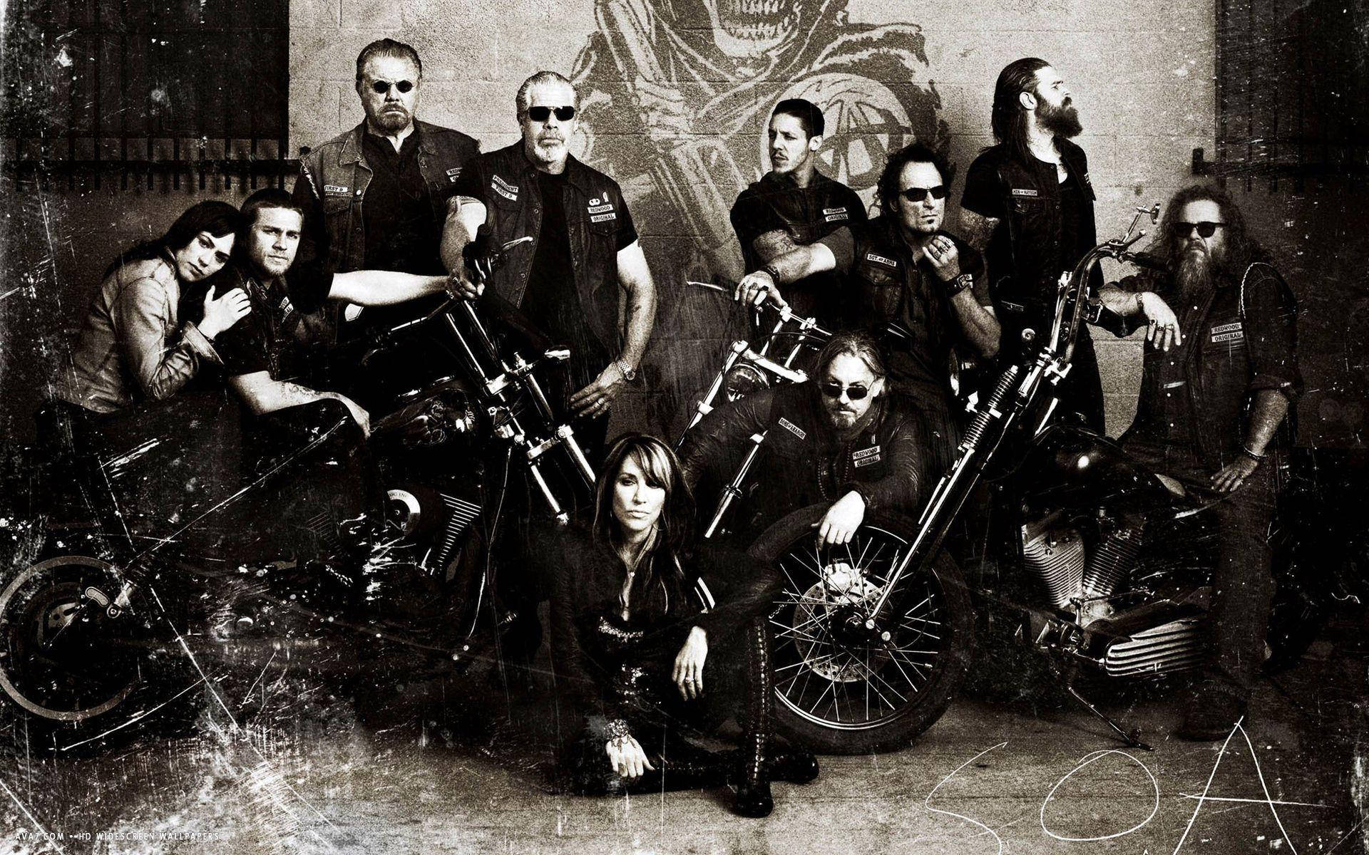 Einegruppe Von Motorradfahrern Posiert Für Ein Foto. Wallpaper