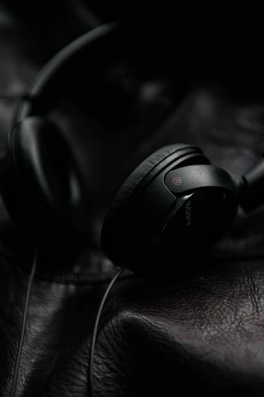 Sony øretelefoner på sort læder iPhone tapet Wallpaper