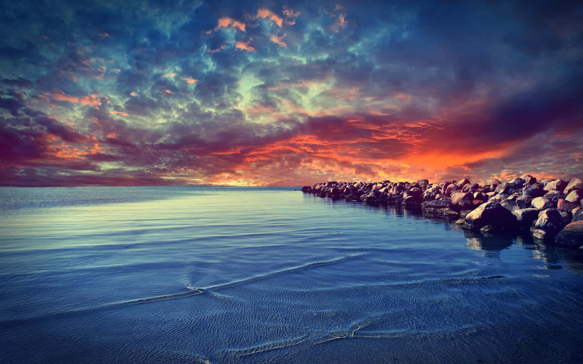 Et roligt strand landskab reflekteret i et fredfyldt sø i det nordlige Californien. Wallpaper