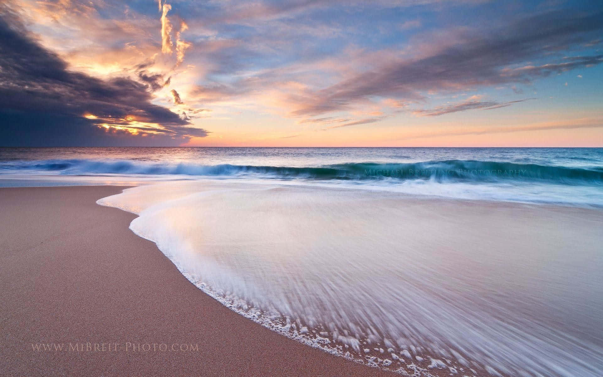 Un'immaginedi Una Spiaggia Tranquilla E Pacifica, Perfetta Per Una Fuga Rilassante. Sfondo