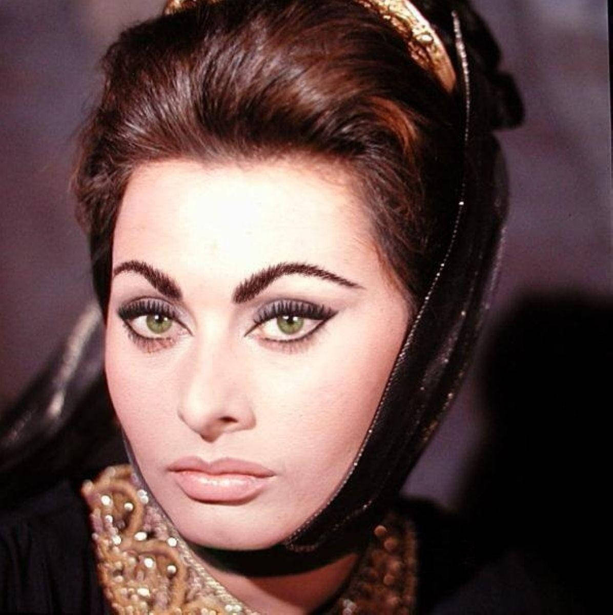 Sophia Loren som Lucilla i 'Nøglen' Peel og Stick Wallpaper Wallpaper