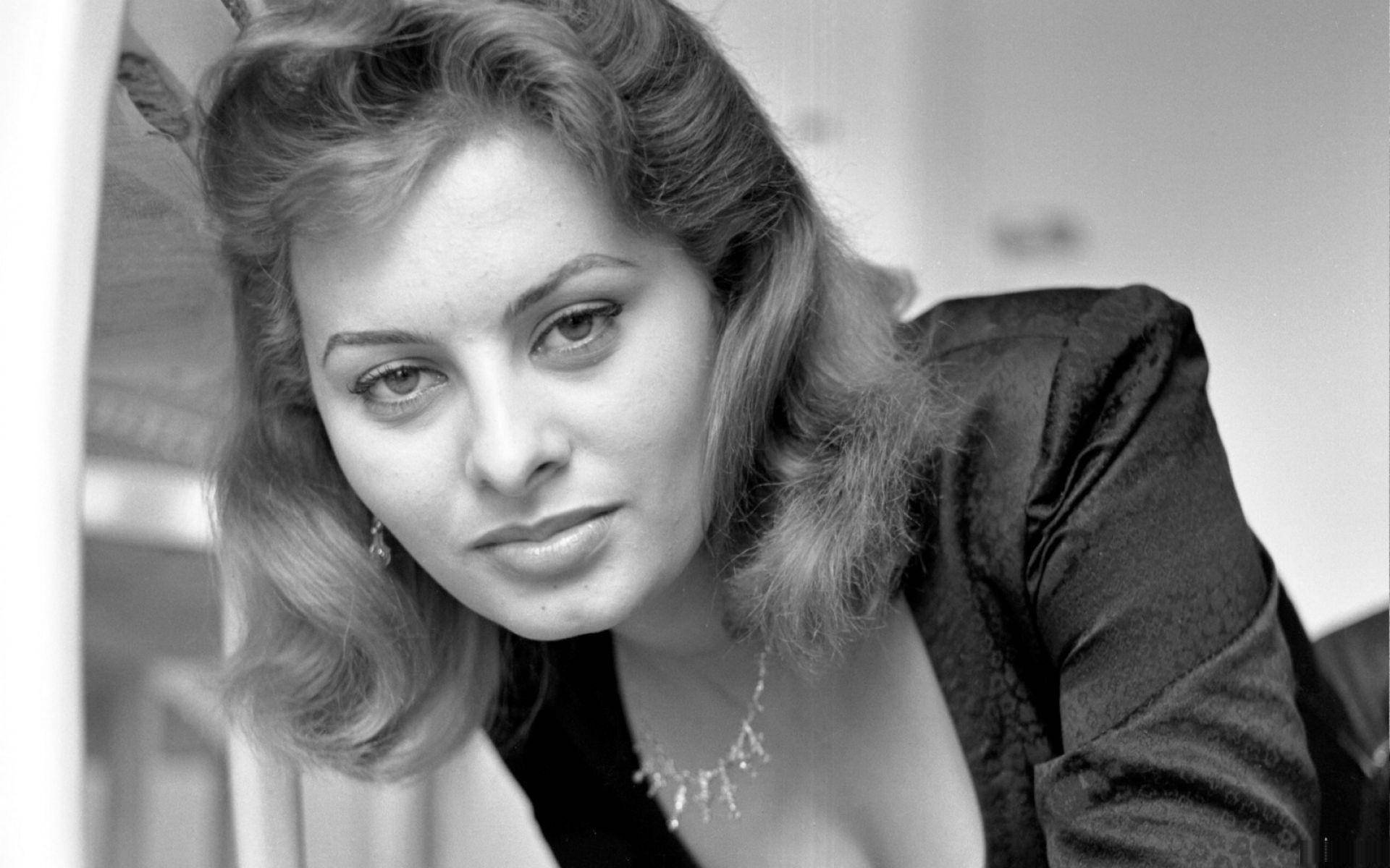 Sophia Loren Bare Beauty Background