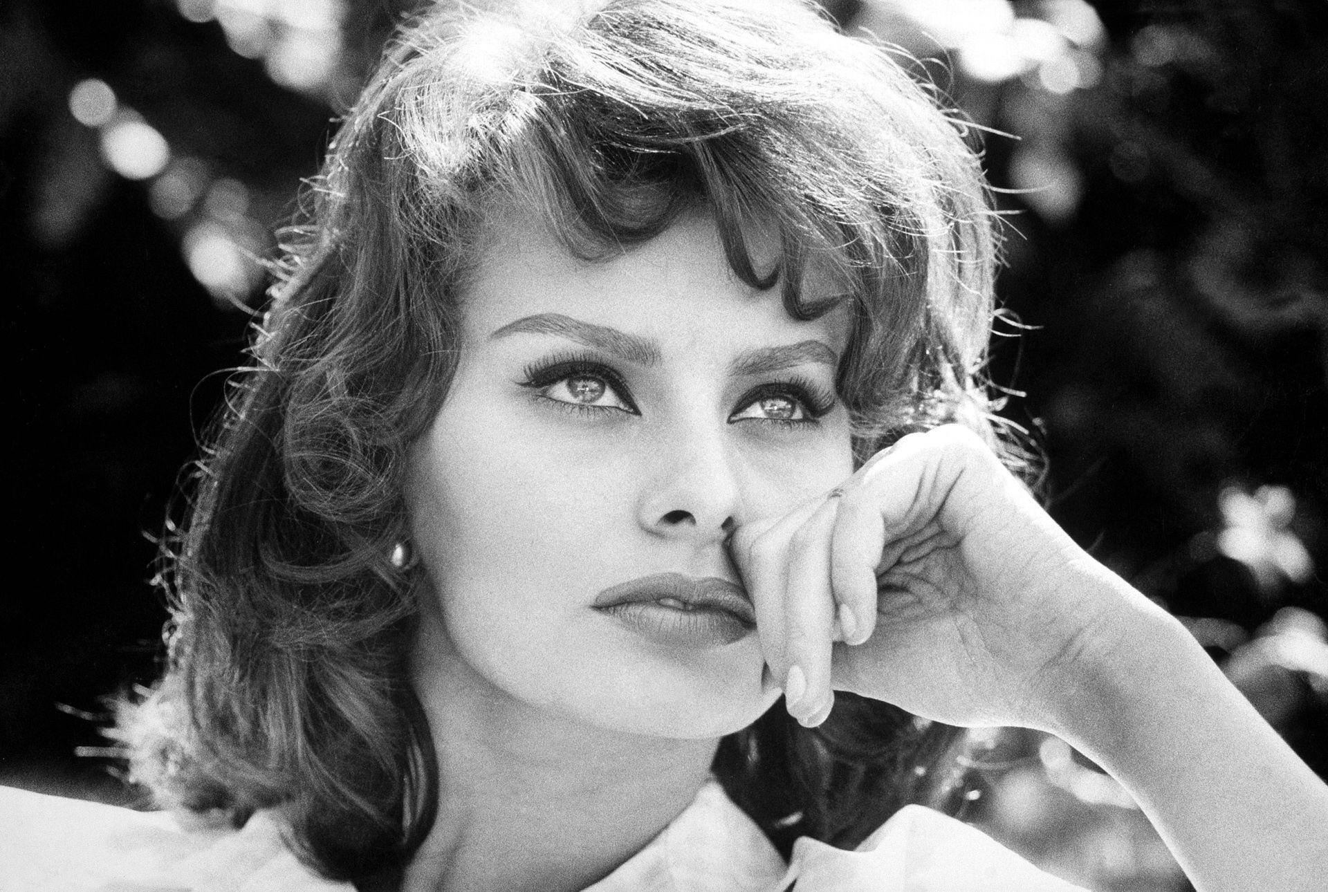 Sophia Loren i Monokromatiske Svøbninger Wallpaper