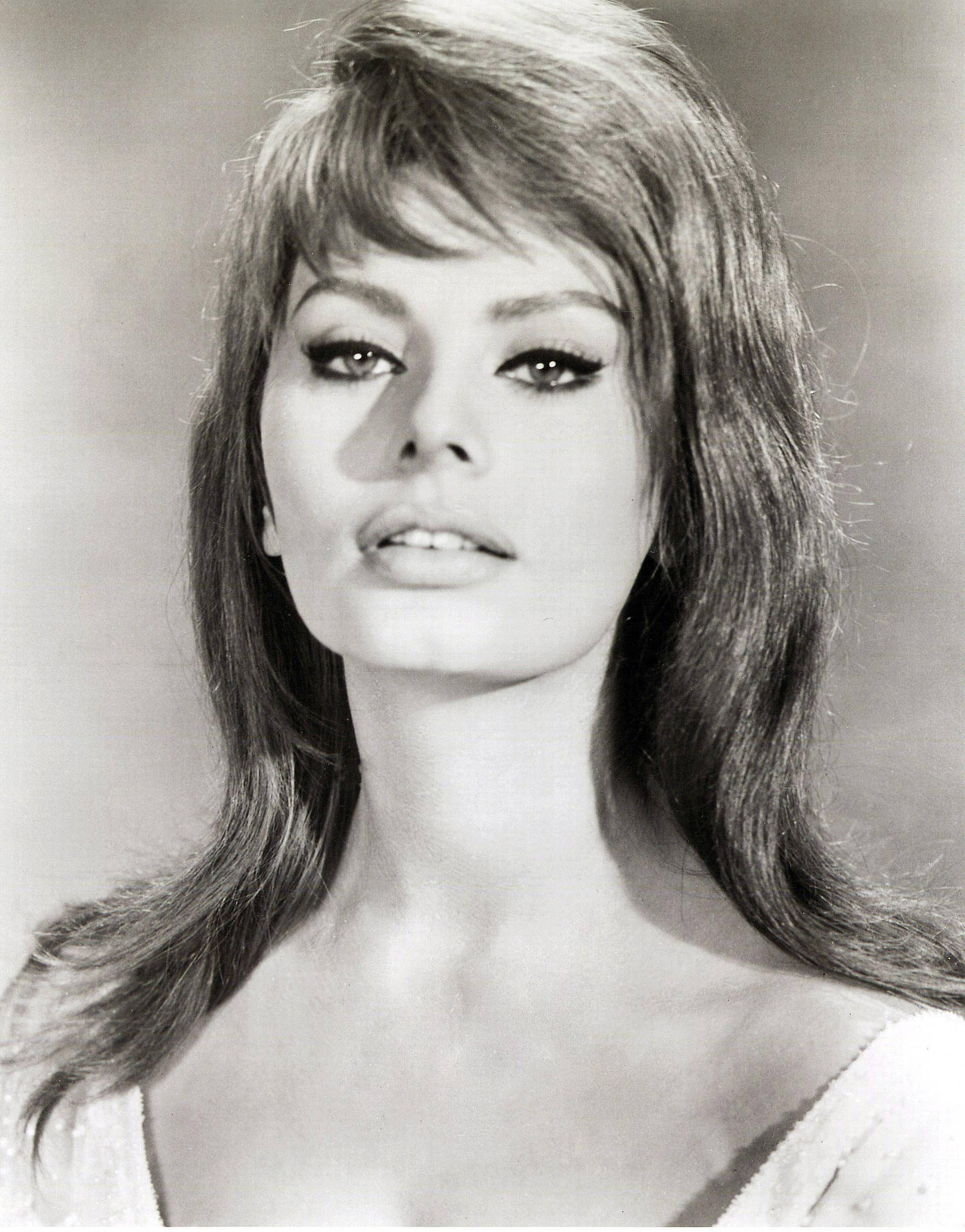 Sophia Loren med langt hår iført en kjole Wallpaper