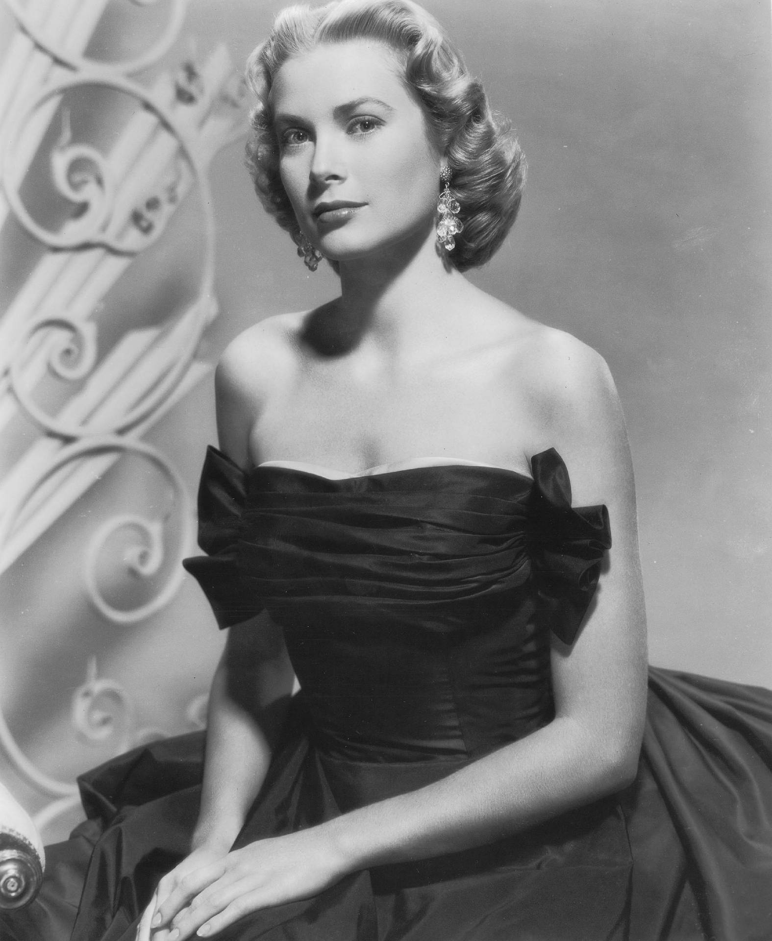 Iconic Grace Kelly Exuding Elegance and Sophistication Wallpaper