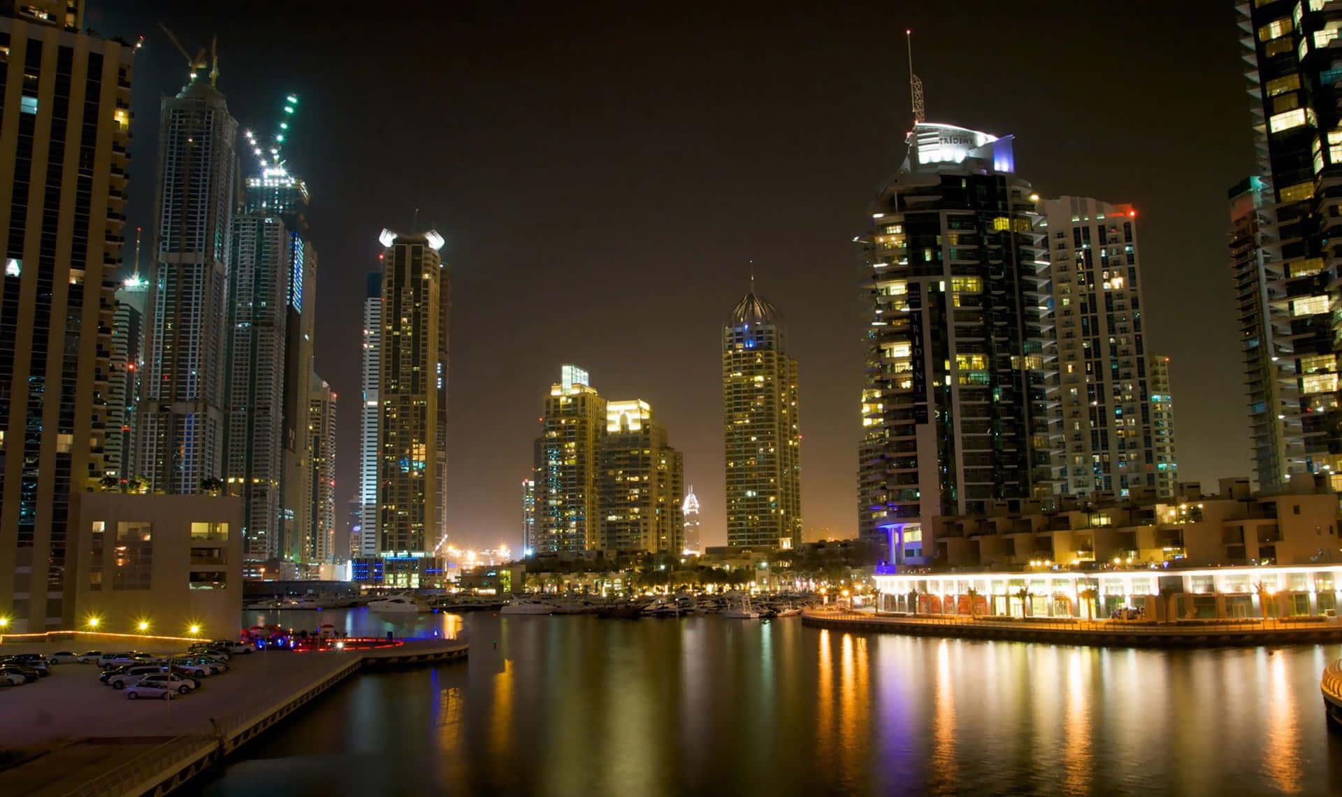 Sorprendenteskyline Di Dubai Al Tramonto