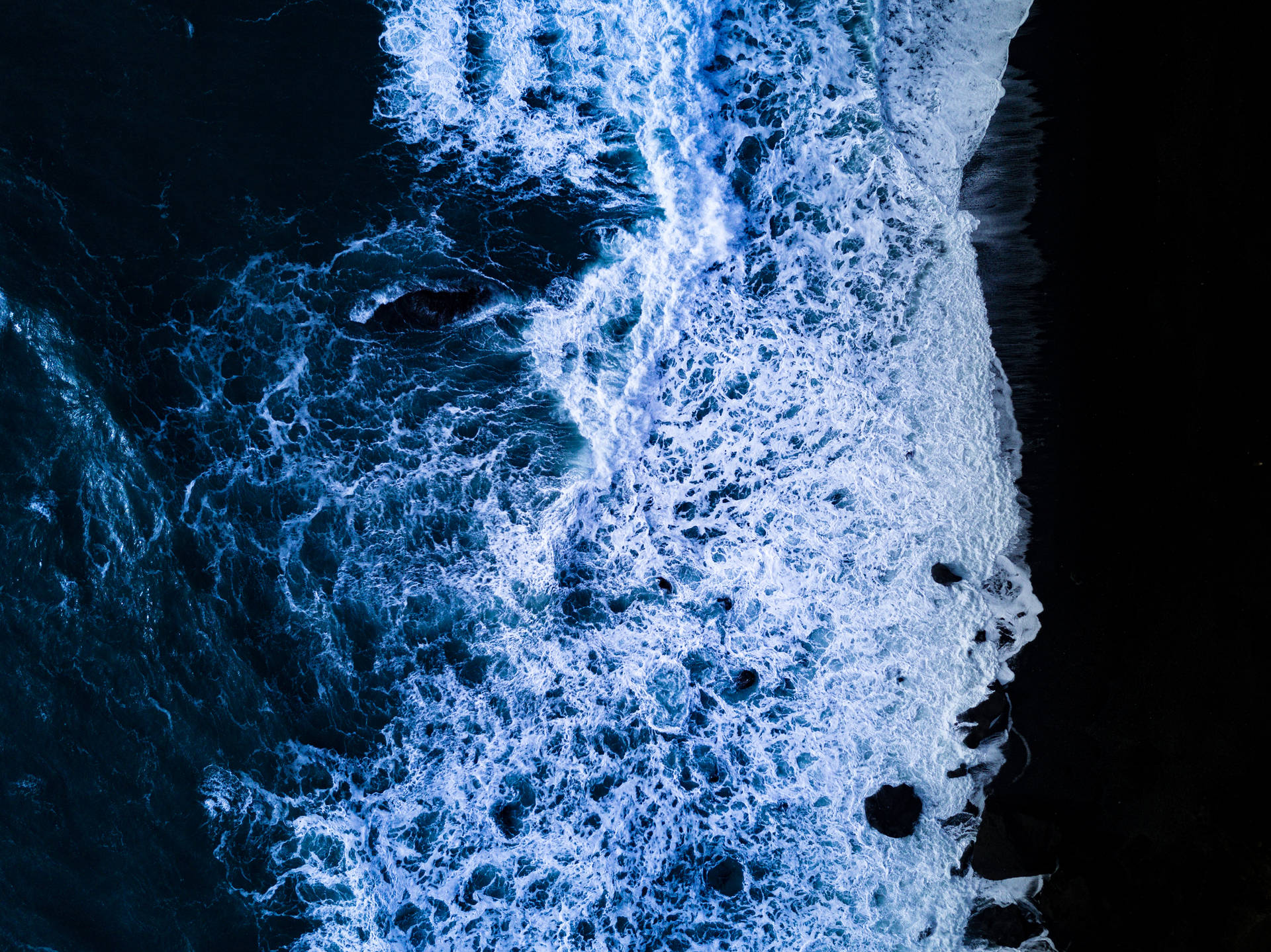 Sort Og Blå Ocean Bølger Wallpaper