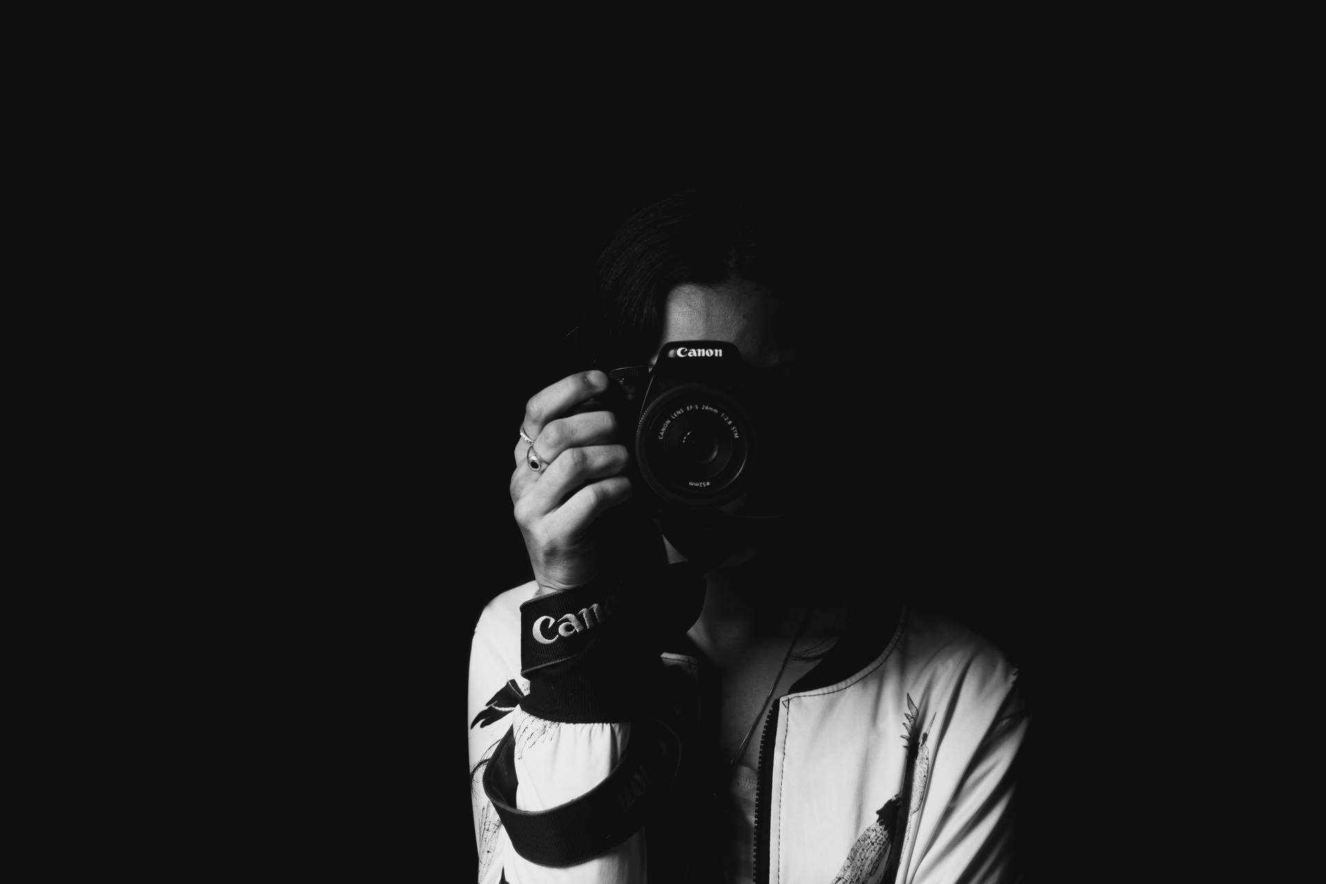 Sort Og Hvid Selfie Med Dslr-kamera Wallpaper