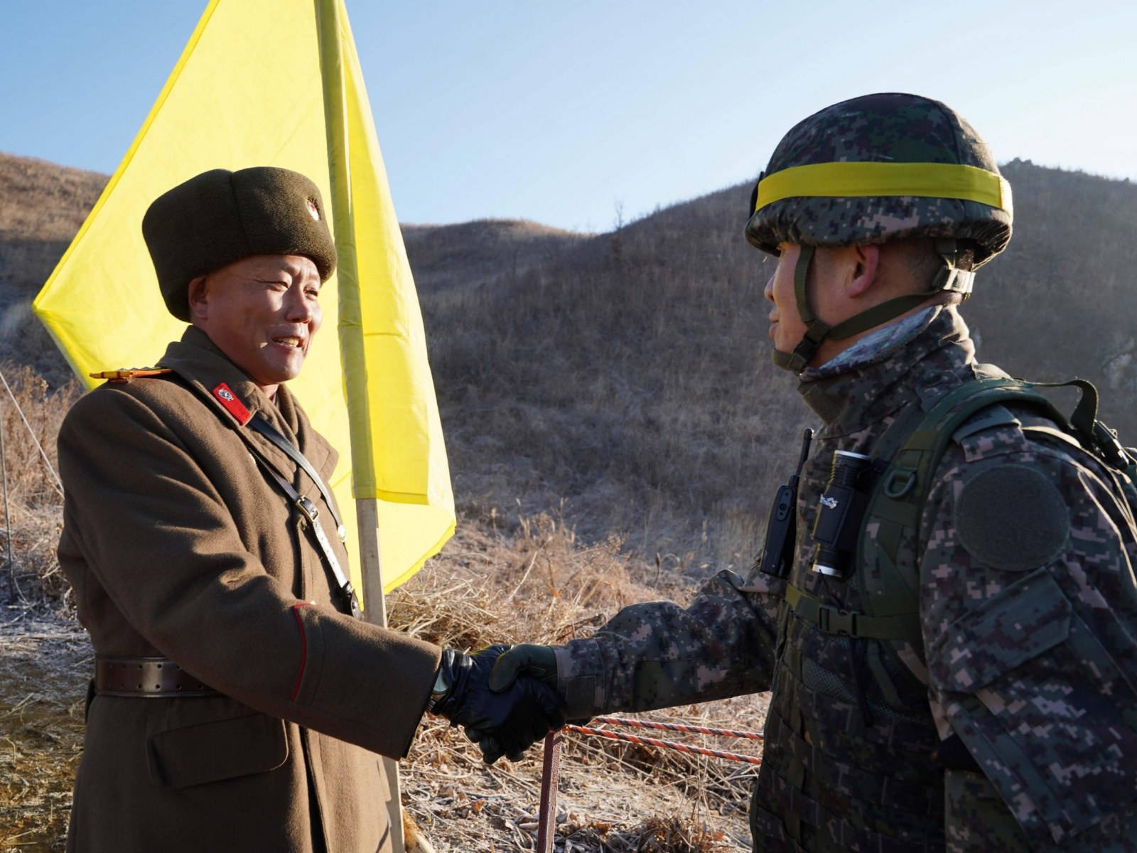 Soldadosda Coreia Do Sul E Coreia Do Norte Apertando As Mãos. Papel de Parede