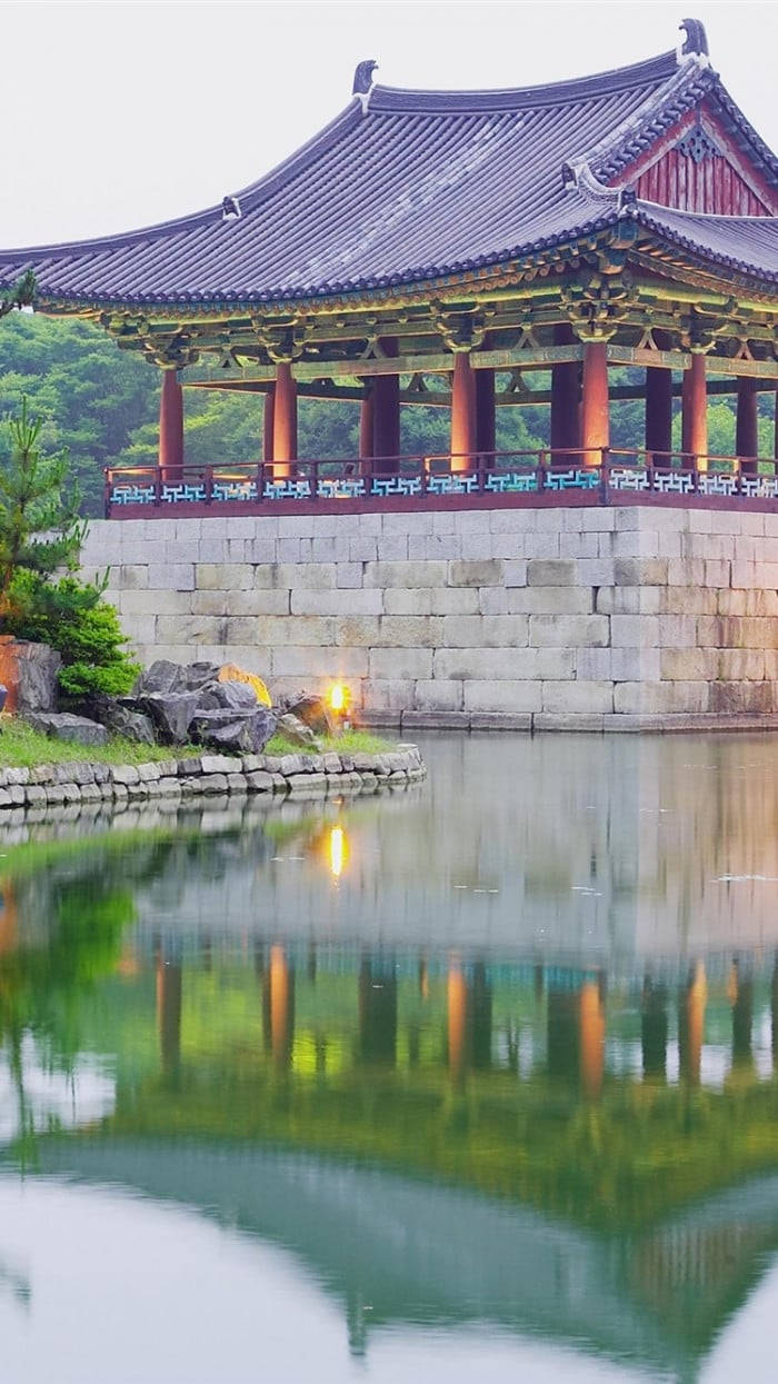 Palaciodonggung Y Estanque Wolji En Corea Del Sur. Fondo de pantalla