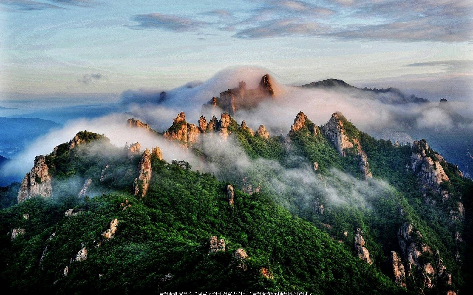 Parqueseoraksan En Corea Del Sur Paisajes De Montañas. Fondo de pantalla