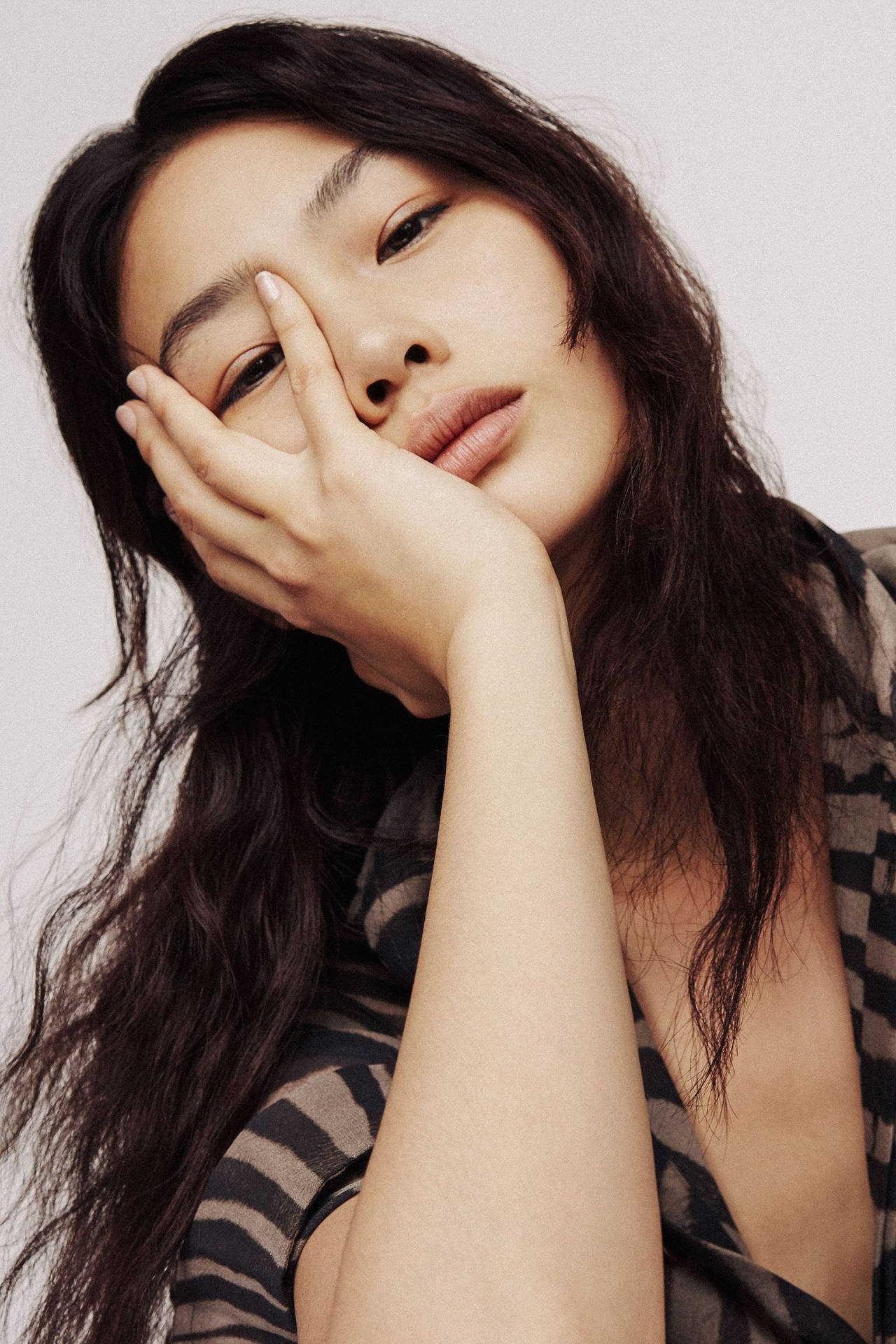South Korean Model And Actress Hoyeon Jung Posing Elegantly Wallpaper