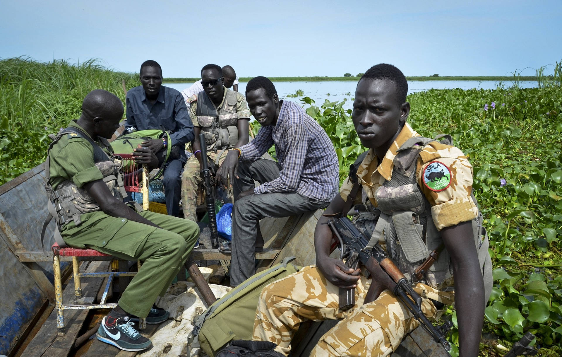 Imbarcazionemilitare Del Sud Sudan Seduta. Sfondo
