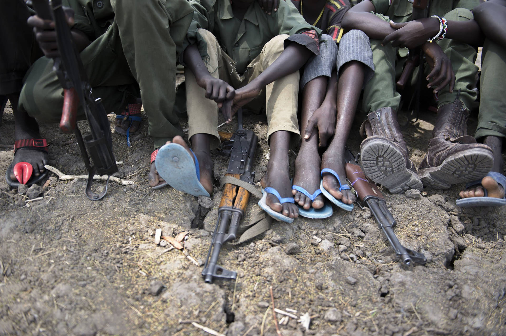 Gambedei Soldati Del Sud Sudan Armati Sfondo