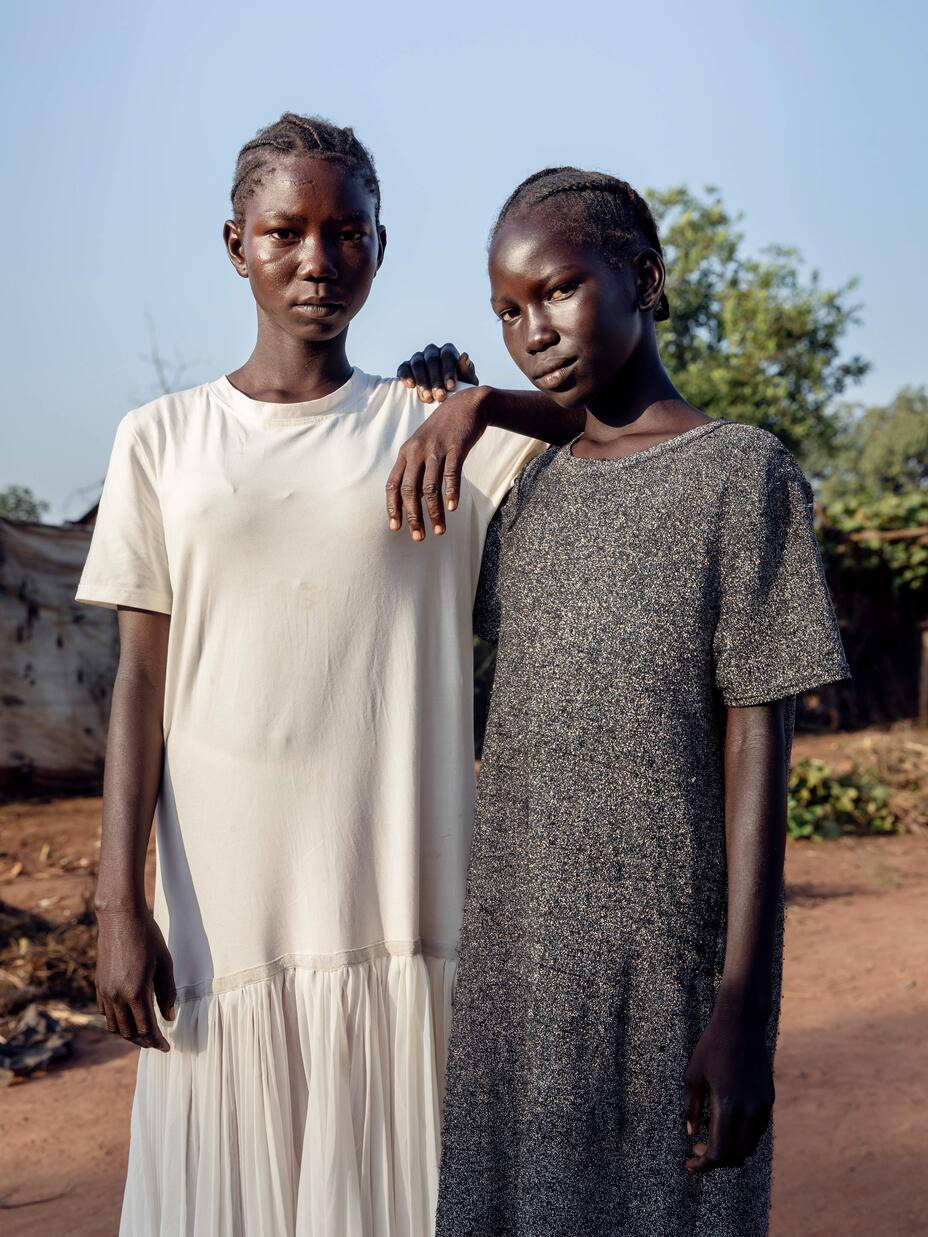 Südsudanweiße Graue Kleider Wallpaper