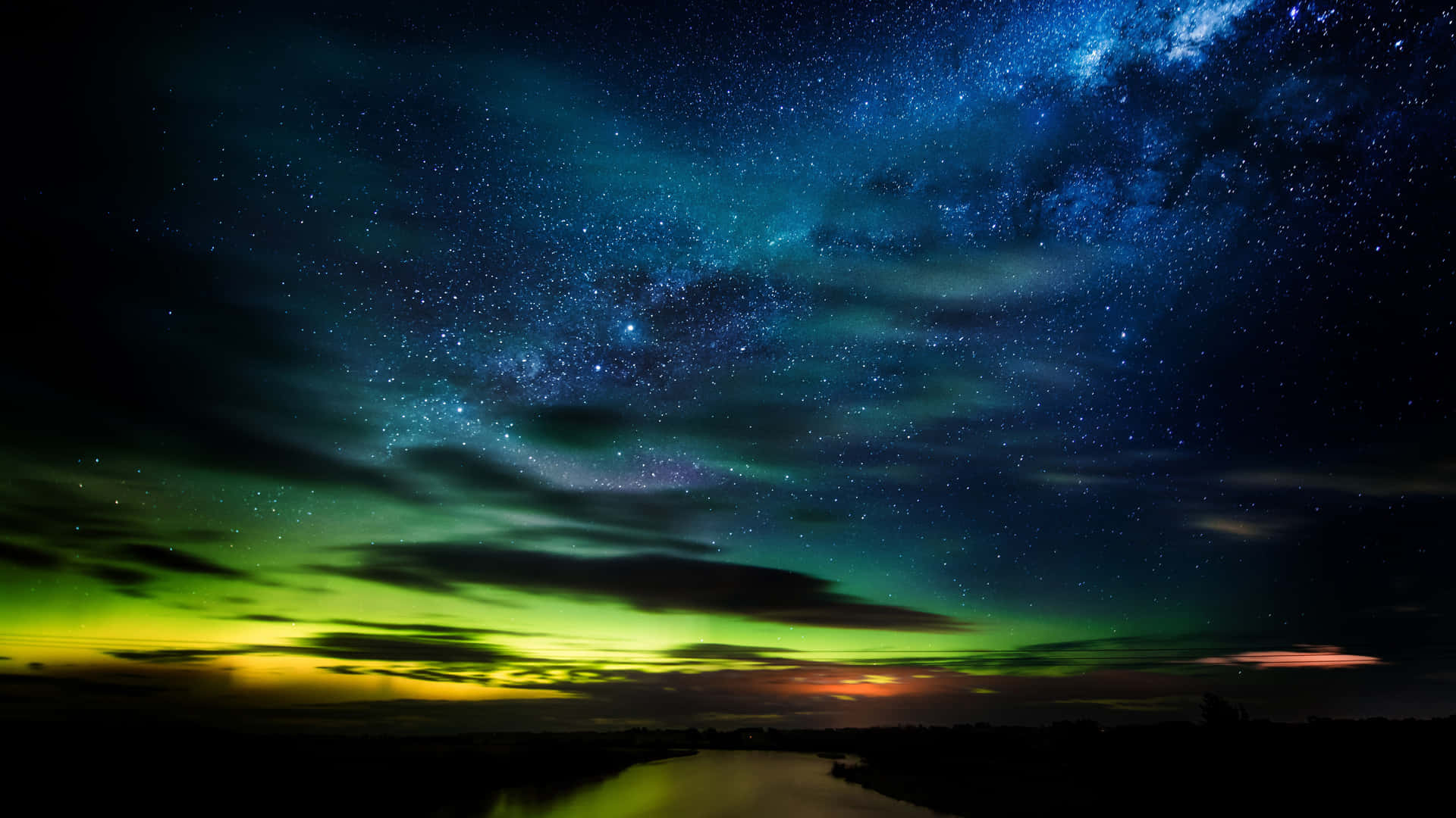 Mesmerizing View of the Southern Lights Wallpaper