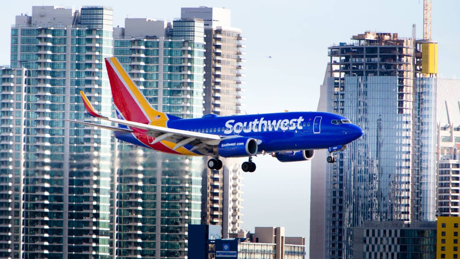 Aeronavesde Southwest Airlines En El Horizonte De La Ciudad Fondo de pantalla