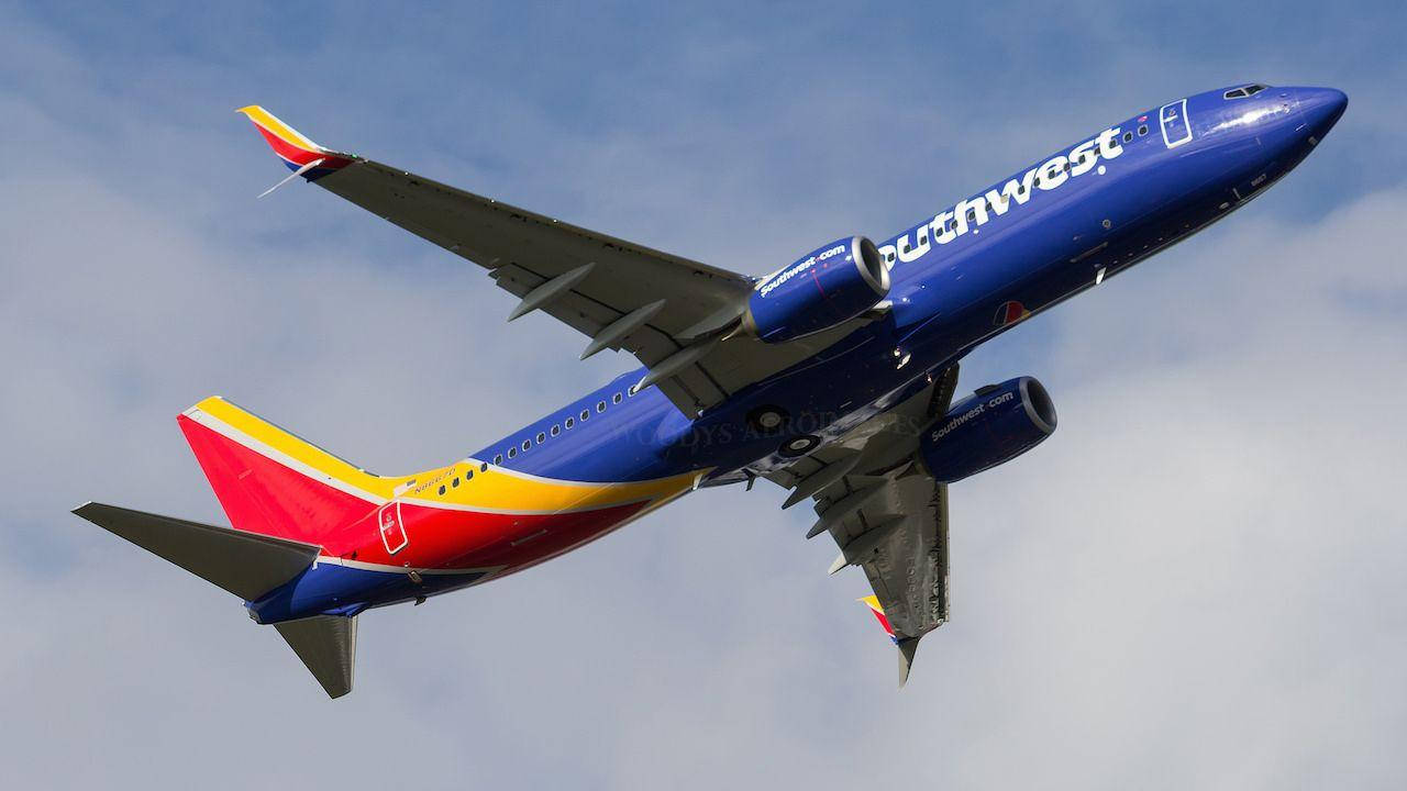 Southwest Airlines flymaskiner på himmelbaggrund. Wallpaper