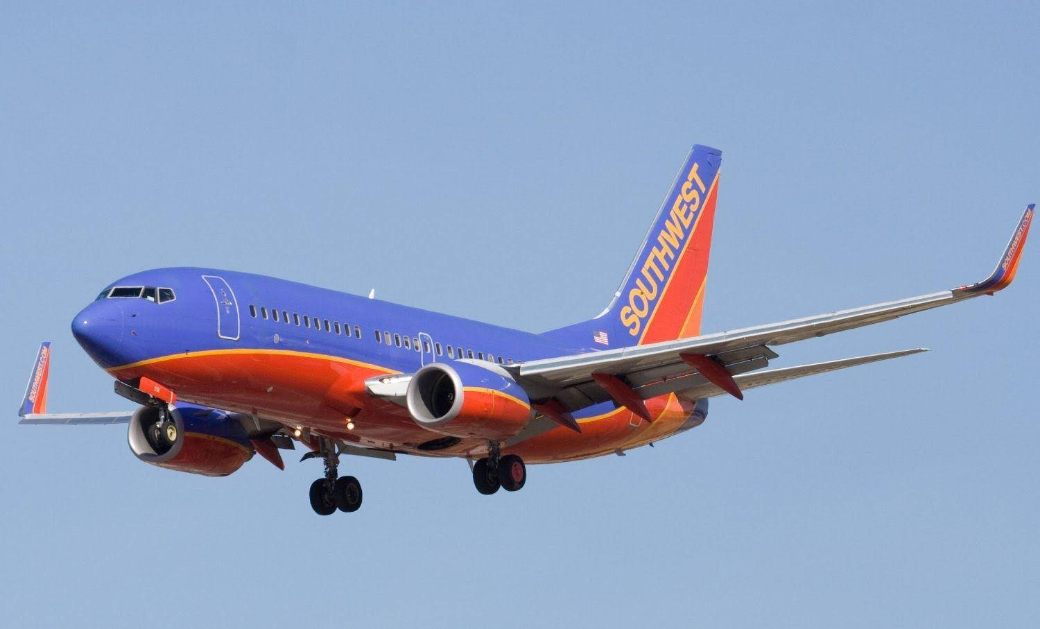 Southwest Airlines Flyvende mod en blå himmel Wallpaper
