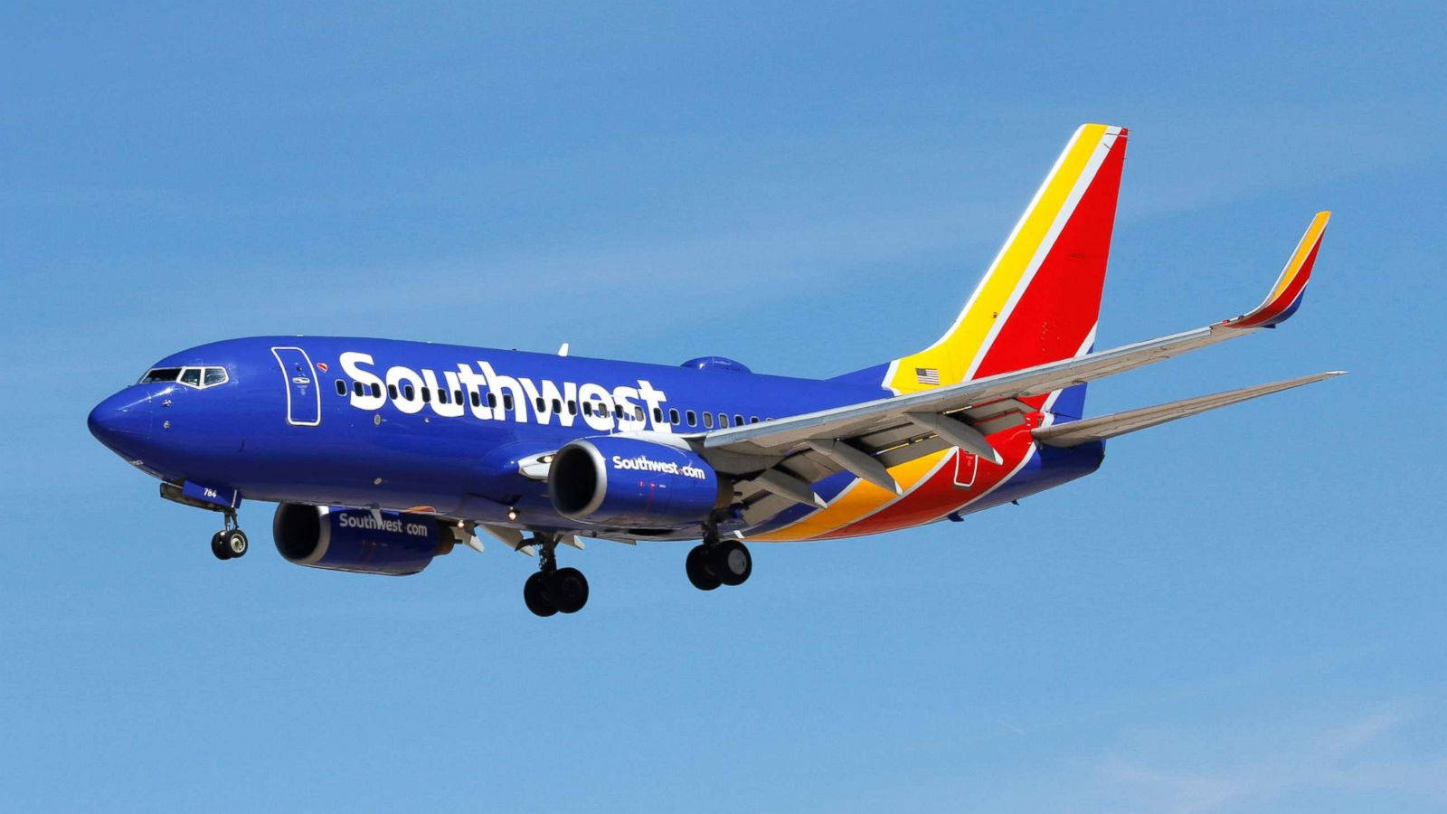 Aviónde Southwest Airlines En Un Cielo Azul. Fondo de pantalla