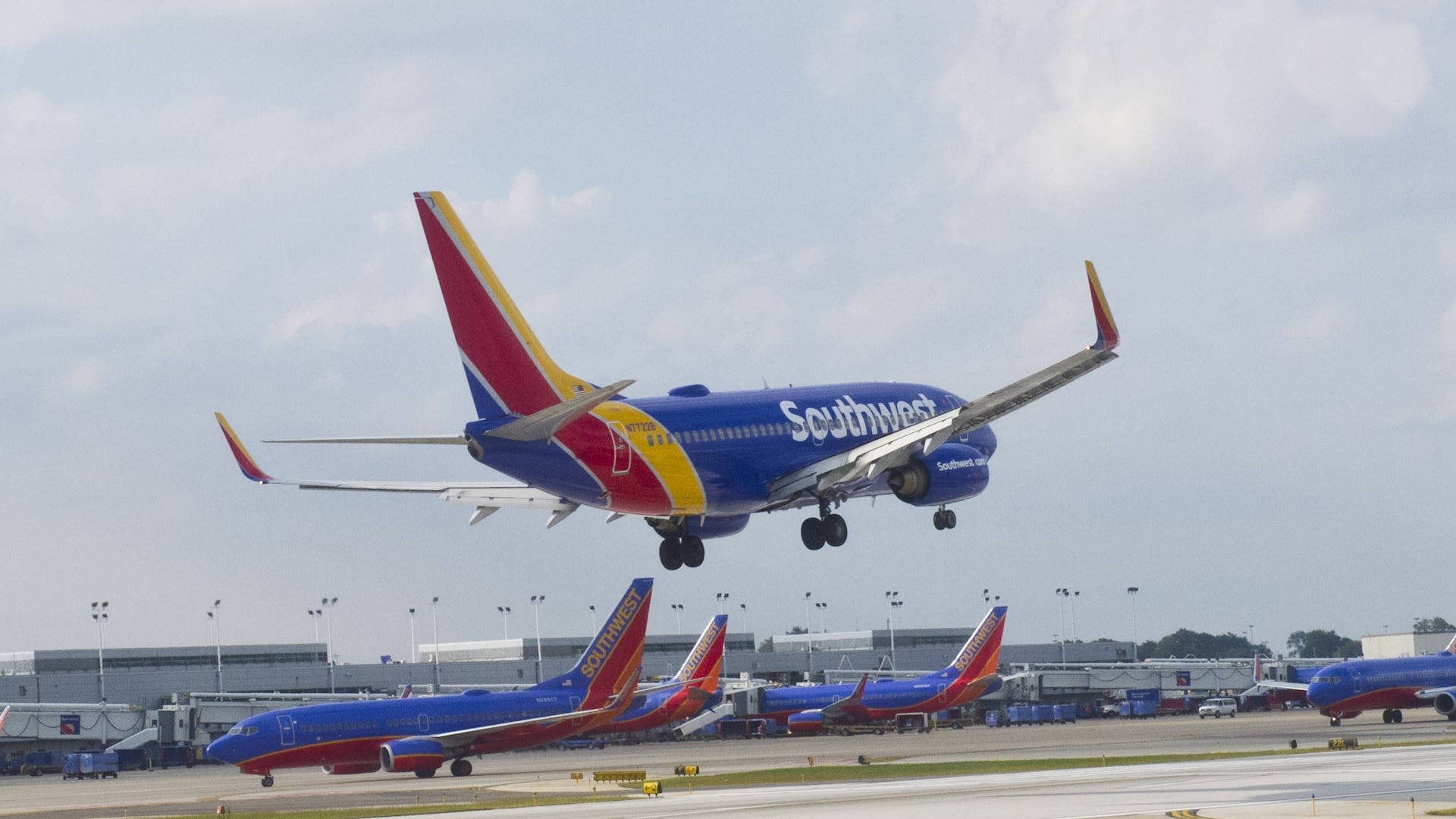 Aviónde Southwest Airlines Aterrizando En El Aeropuerto. Fondo de pantalla