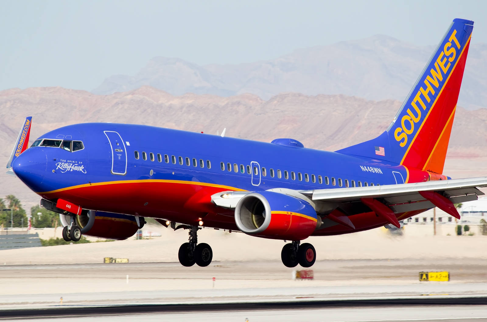 Aviónvibrante De Southwest Airlines De Color Azul. Fondo de pantalla