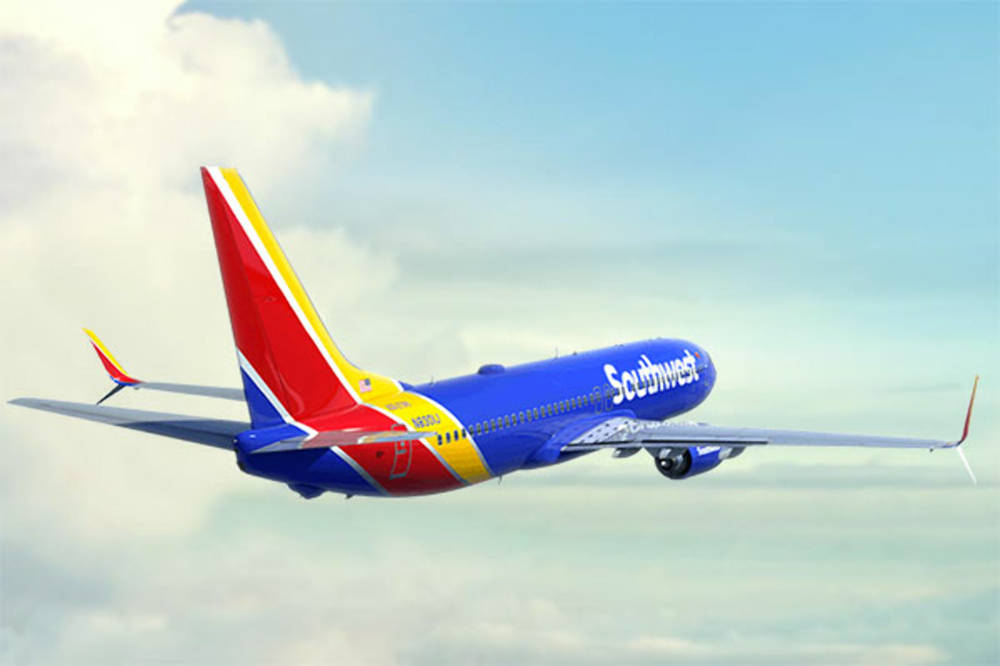Southwest flyvning på glødende himmel Wallpaper