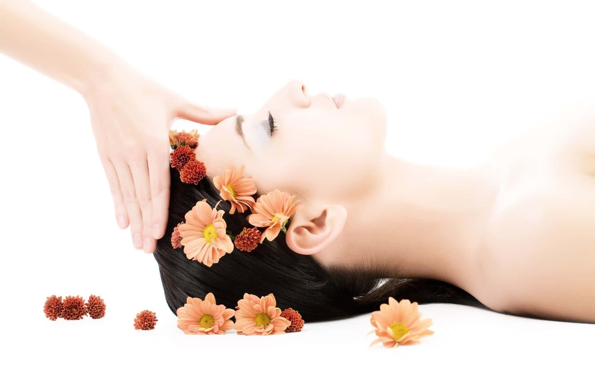 Baggrundskvinde får en hovedmassage med blomster.