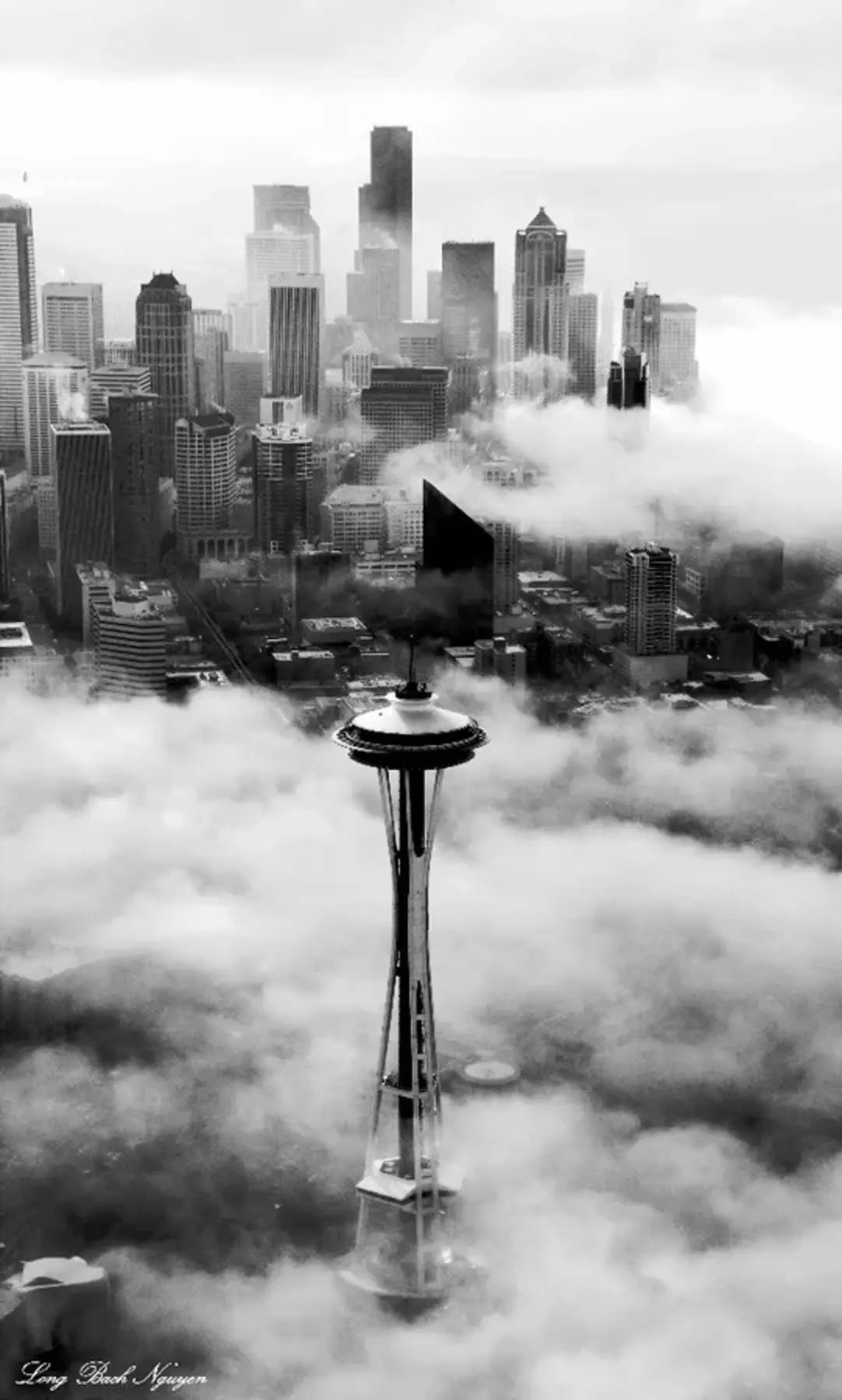 Space Needle Seattle regn og tåge - skyggefuld Seattle skyline Wallpaper
