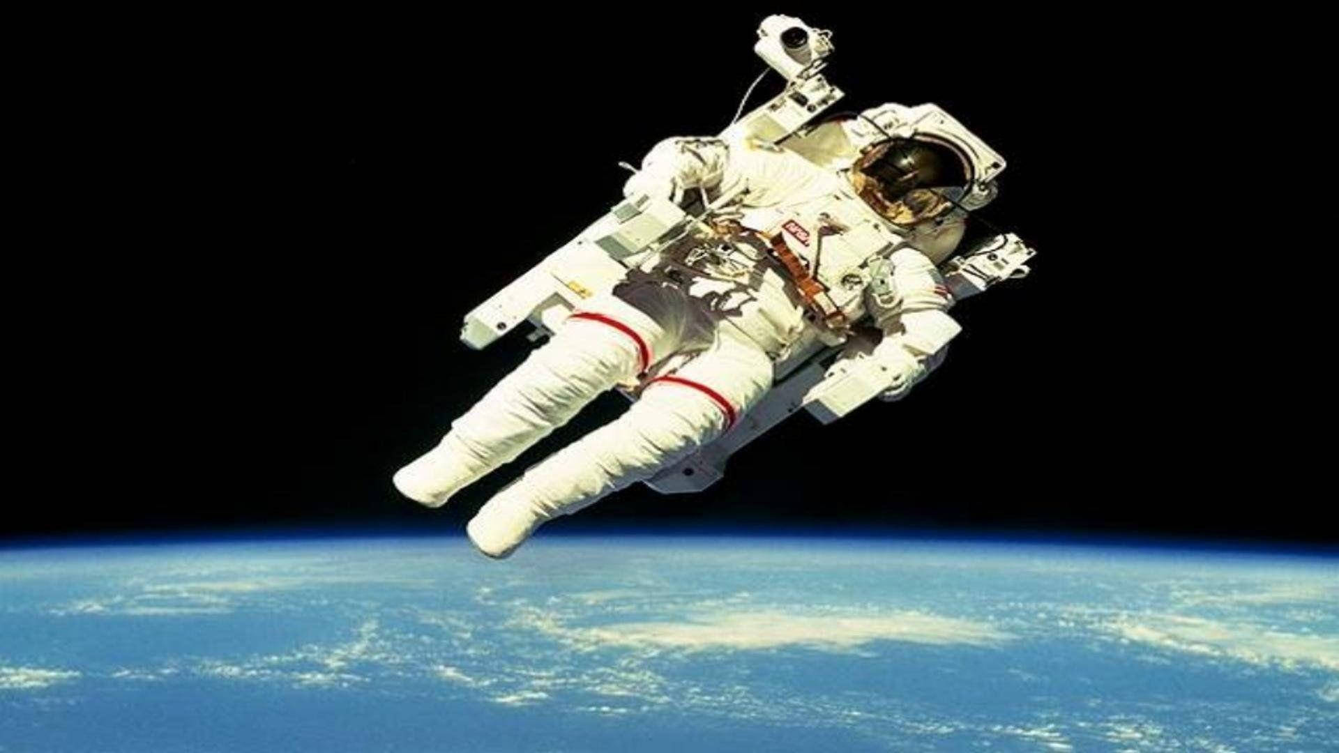 Spaceman Floating Above The Earth Wallpaper