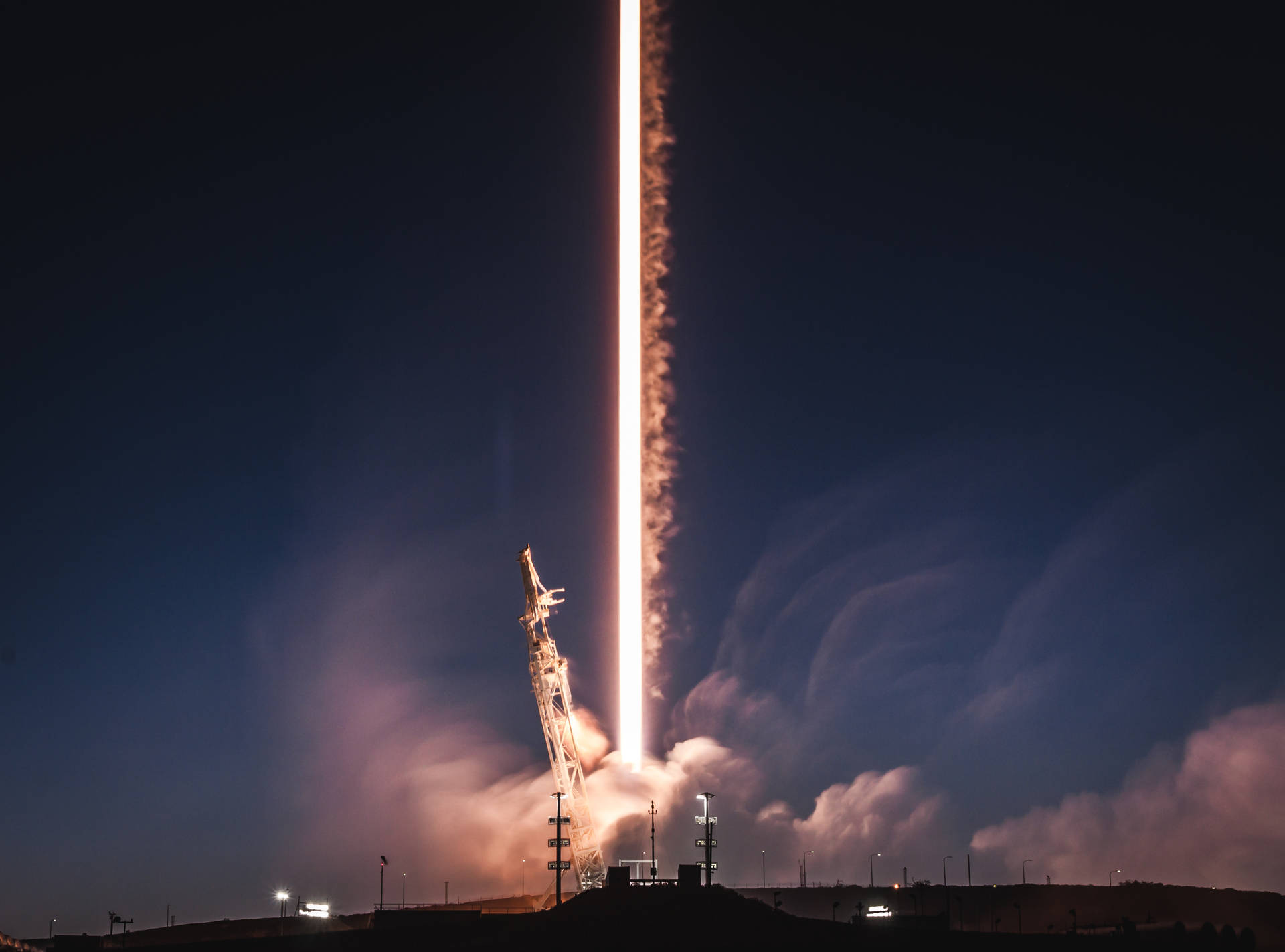 Udgang af Spacex Starship raket på en galakse himmel. Wallpaper