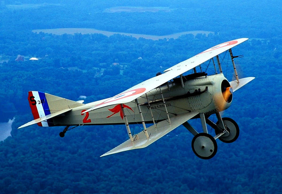 Spadxiii Pequeño Avión Vuela Sobre Un Espeso Bosque. Fondo de pantalla