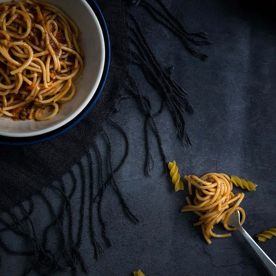 Unaciotola Di Spaghetti Al Sugo Di Carne E Un Cucchiaio Sfondo