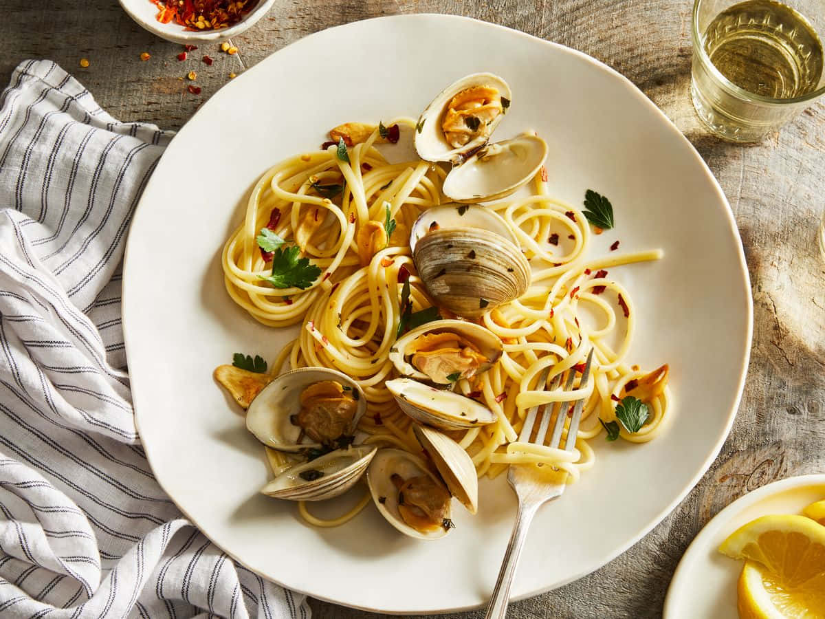 Spaghetti Alla Vongole With Lemon And Parsley Wallpaper