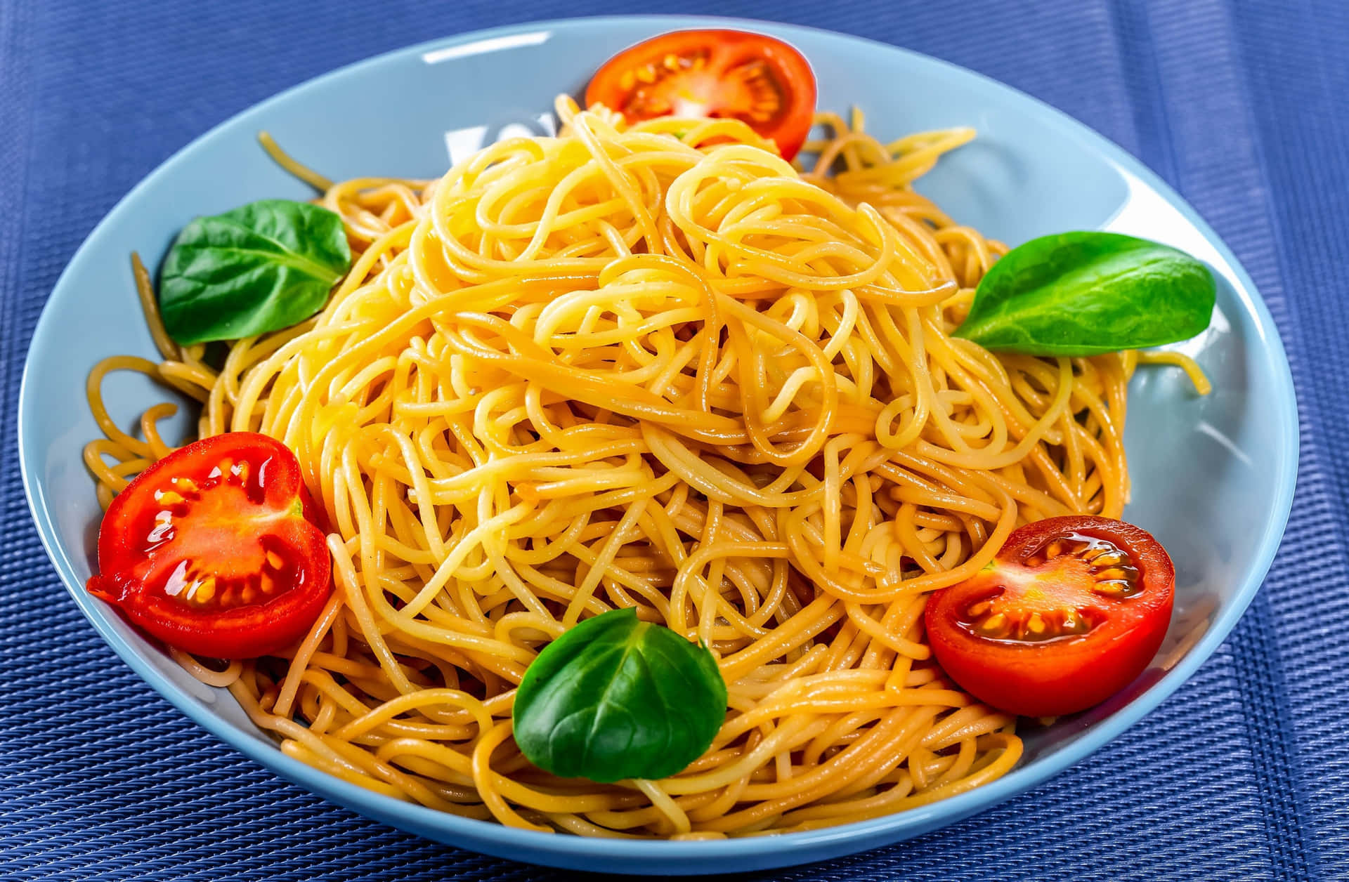Spaghettipastanudlarmed Tomater. Wallpaper
